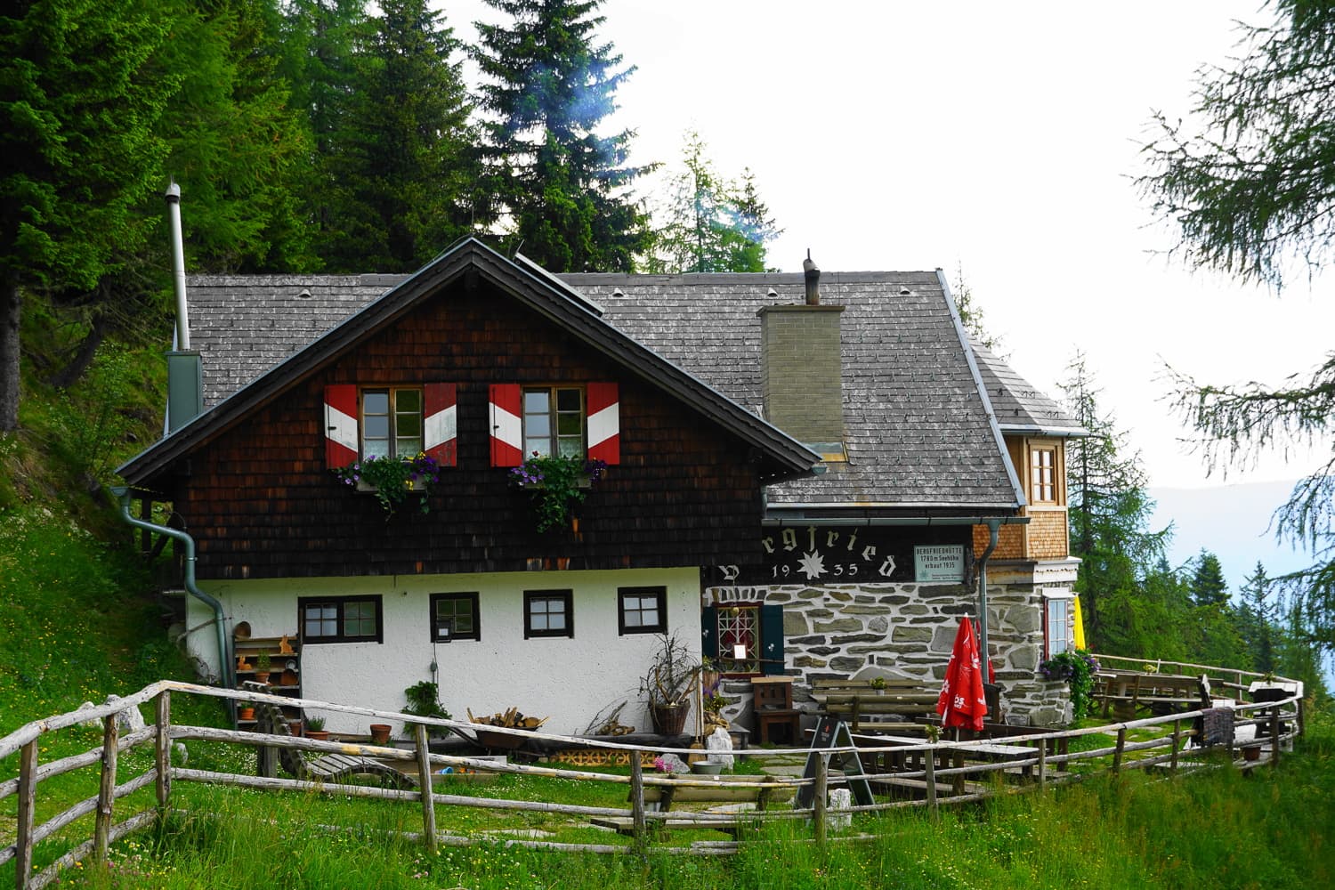 Bergfriedhütte (via Wikimedia Commons, CC BY-SA 4.0)