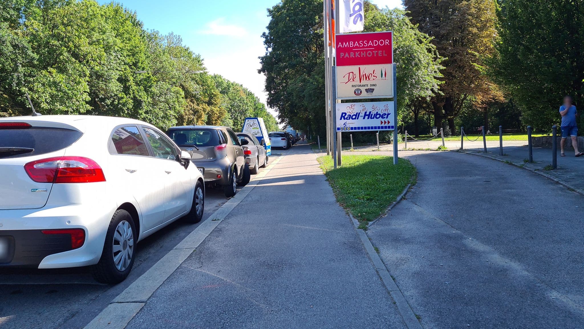Street view near Ambassador Parkhotel, Munich — © lortonix (CC BY-SA · Mapillary)