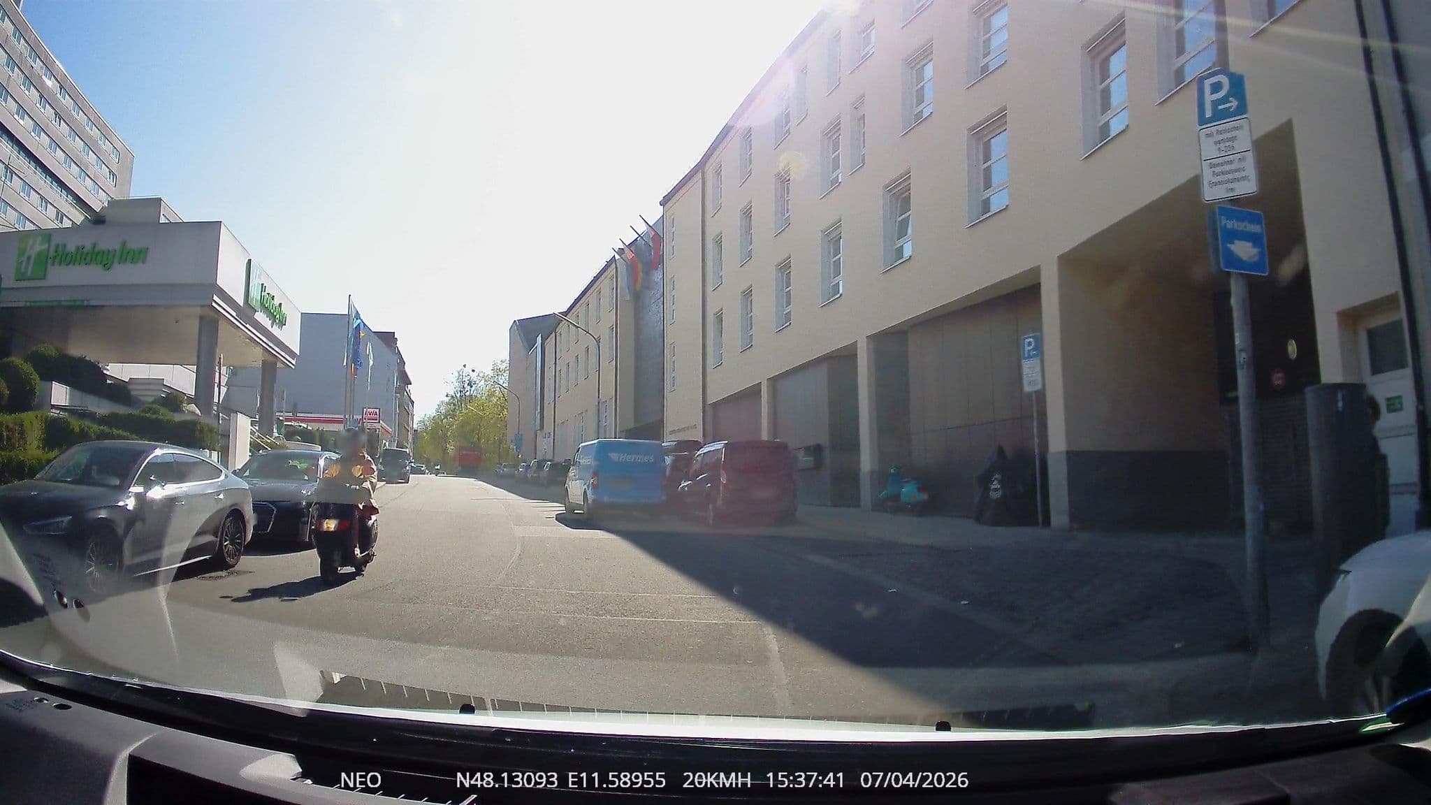 Street view near Holiday Inn, Munich — © TechniPorter (CC BY-SA · Mapillary)