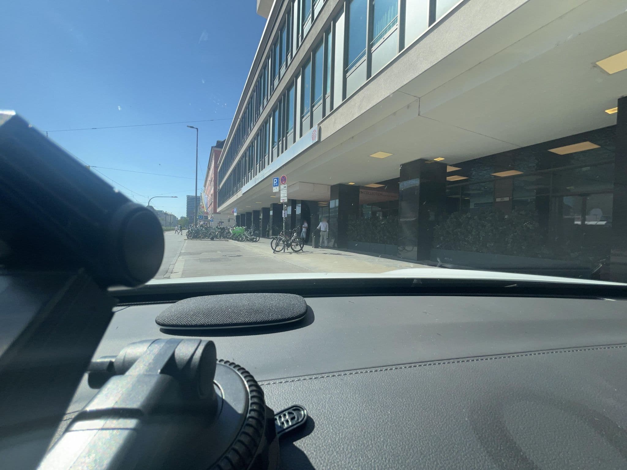 Street view near NH München Deutscher Kaiser, Munich — © lin_wang (CC BY-SA · Mapillary)