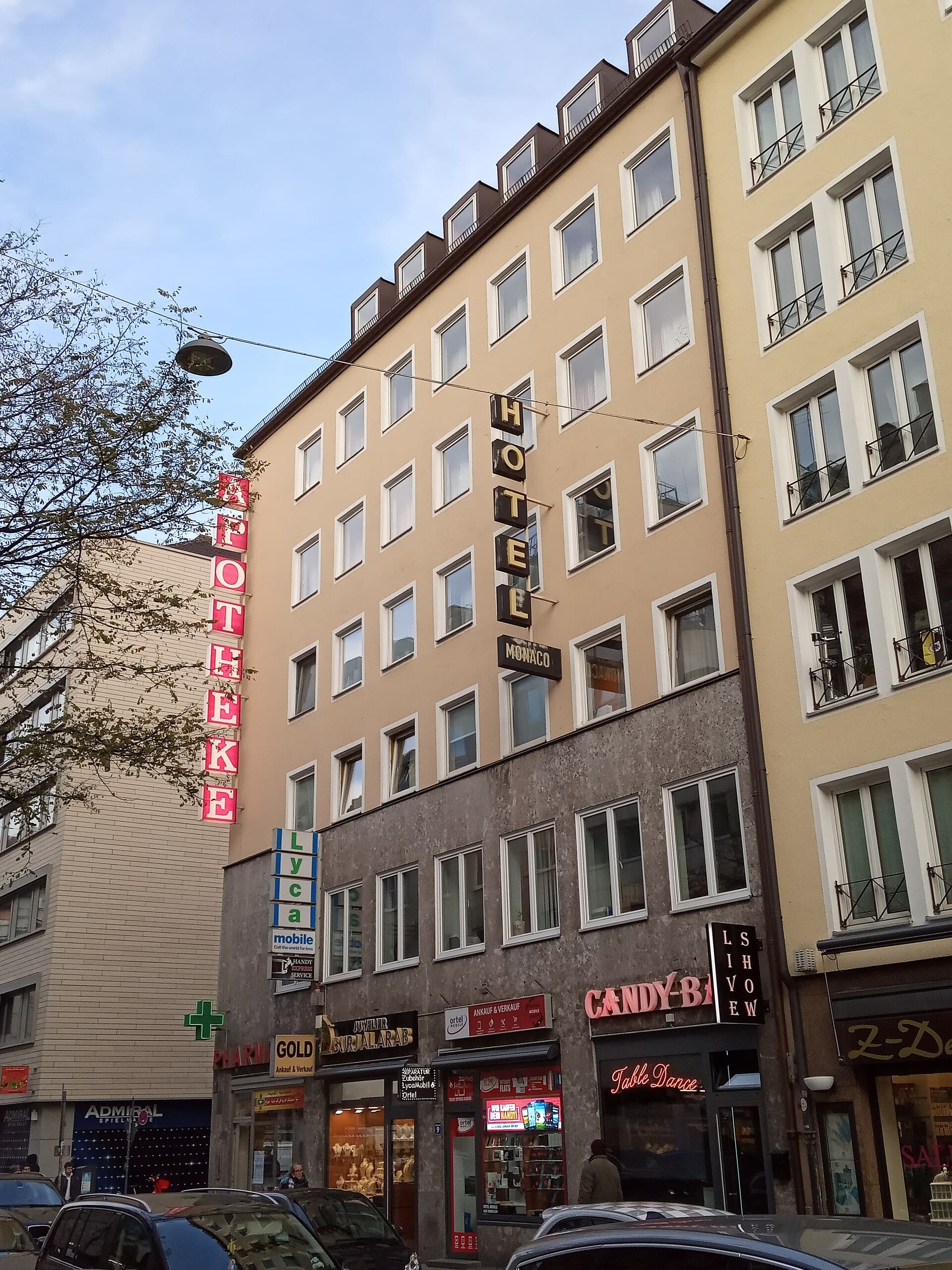 Hotel Monaco (via Wikimedia Commons, CC BY-SA 3.0)