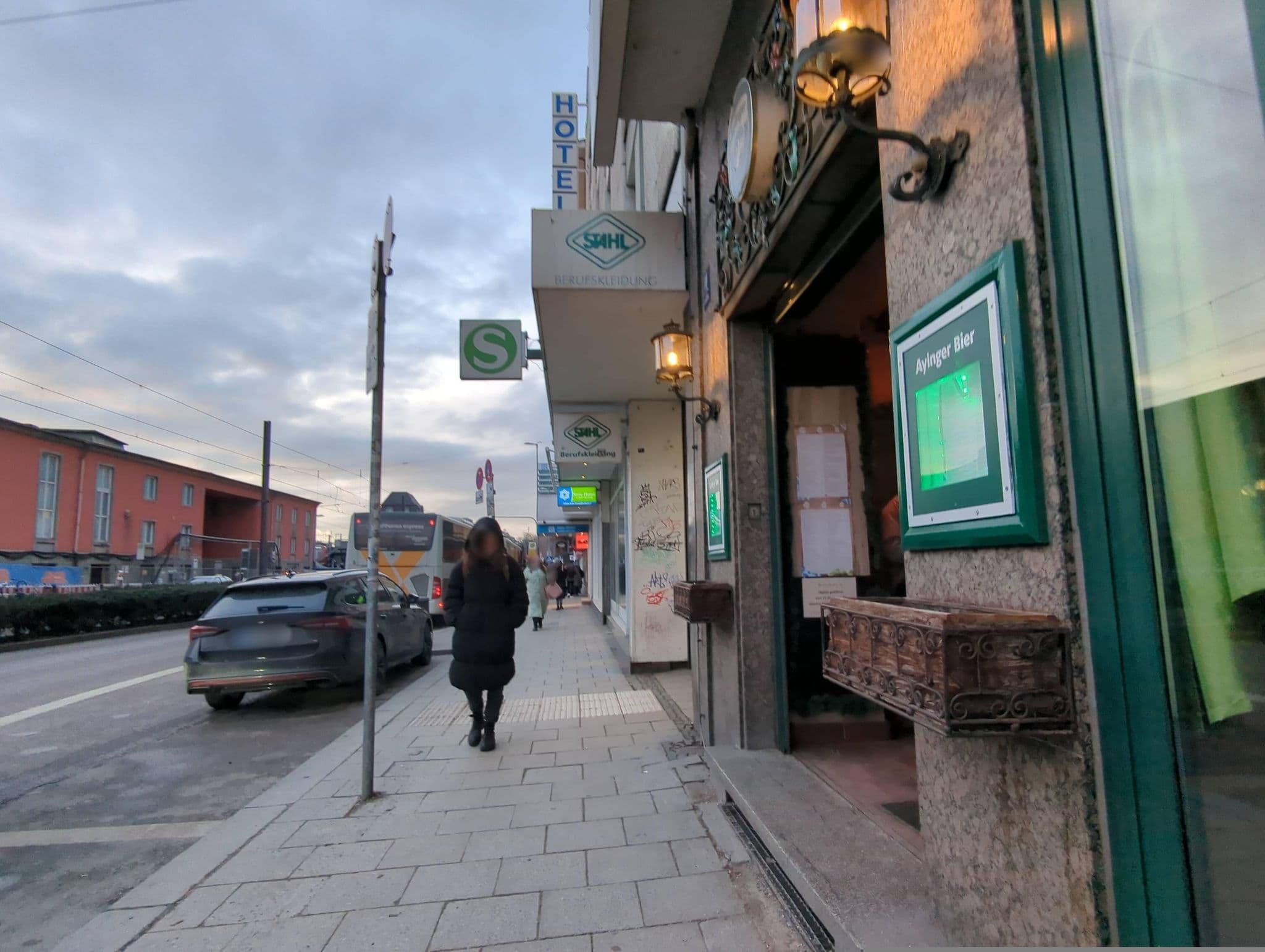 Street view near Hotel Ludwig, Munich — © GenevieveCory (CC BY-SA · Mapillary)