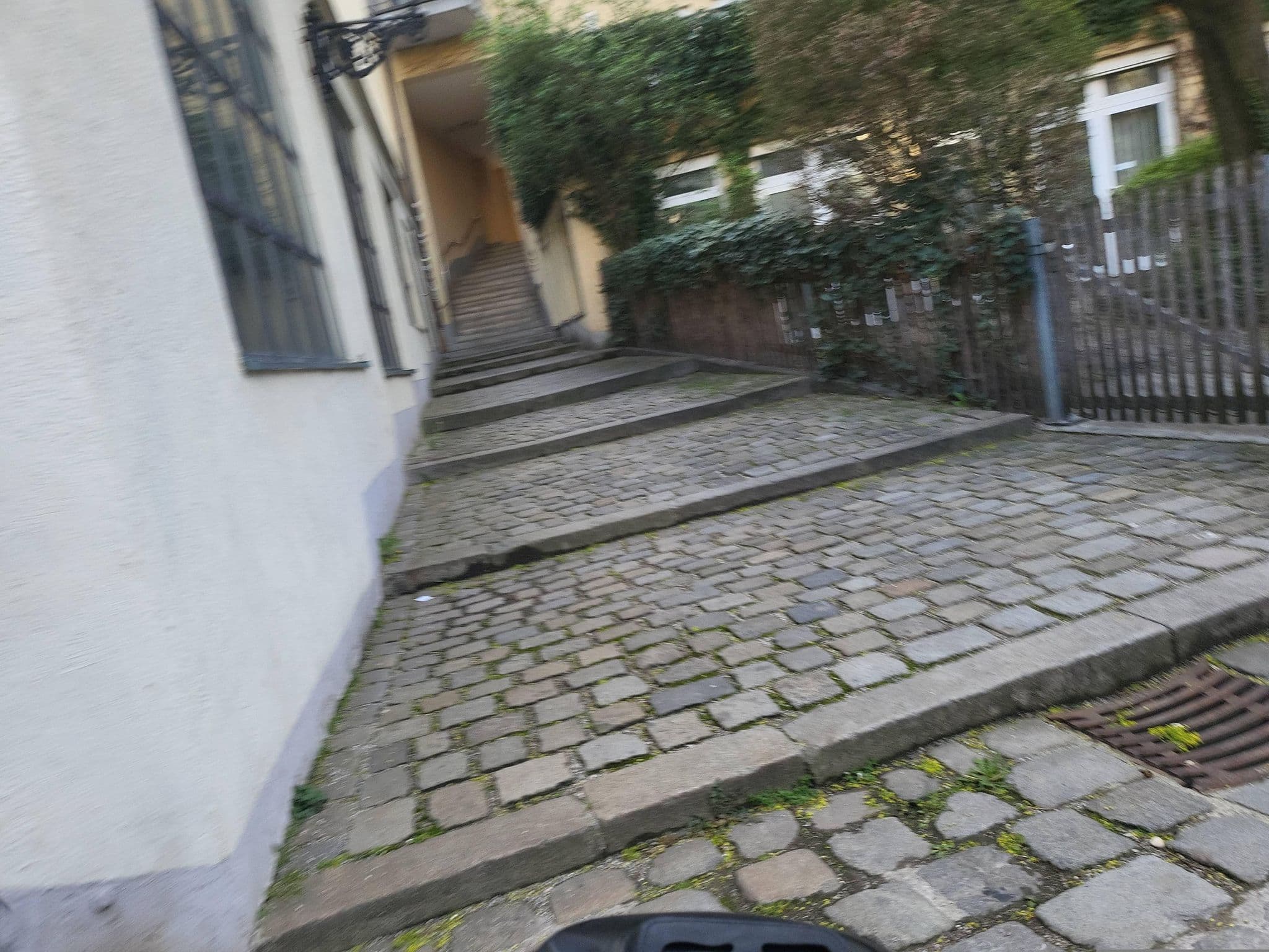 Street view near Atlasreisen, Munich — © thmunichways (CC BY-SA · Mapillary)