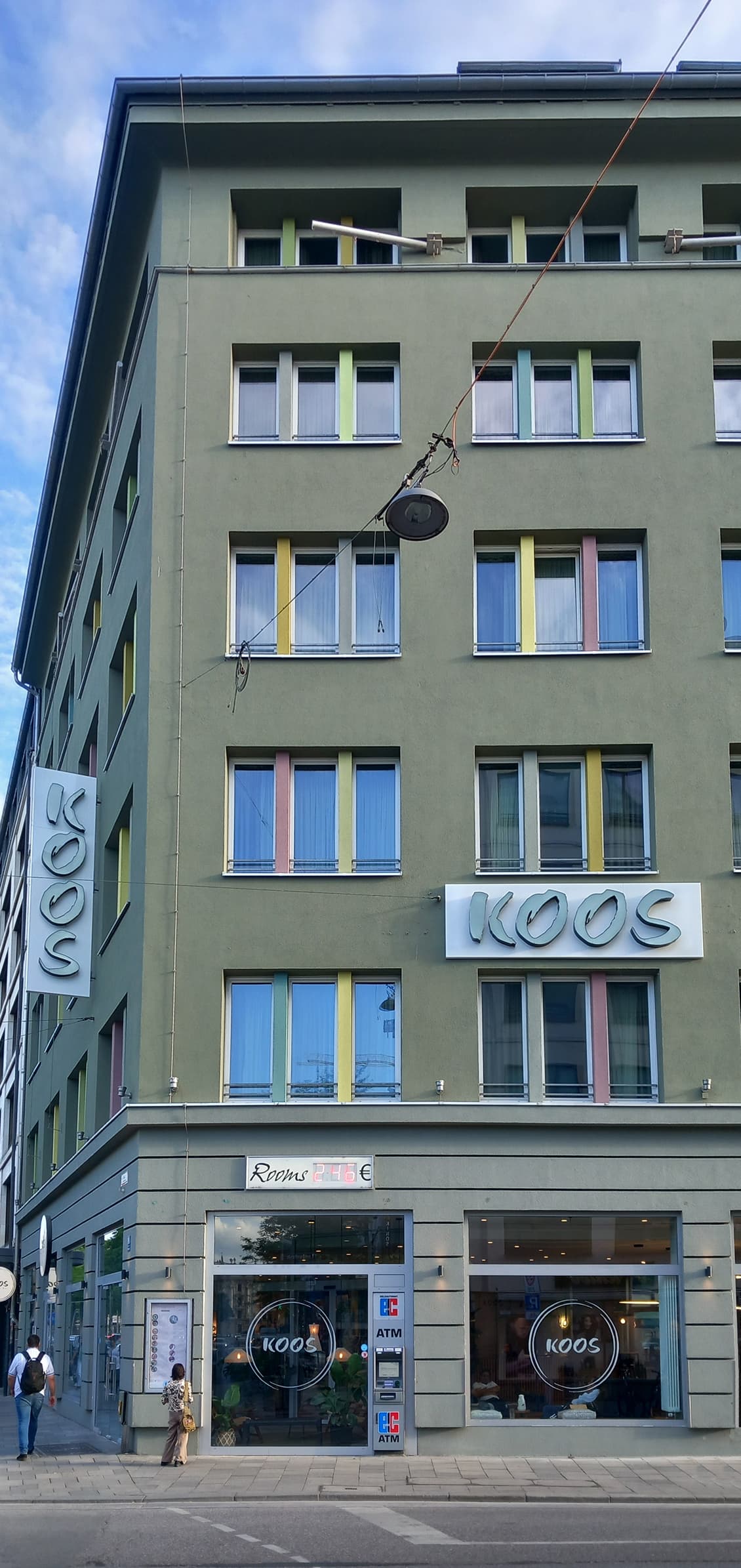 City Aparthotel (via Wikimedia Commons, CC BY 4.0)