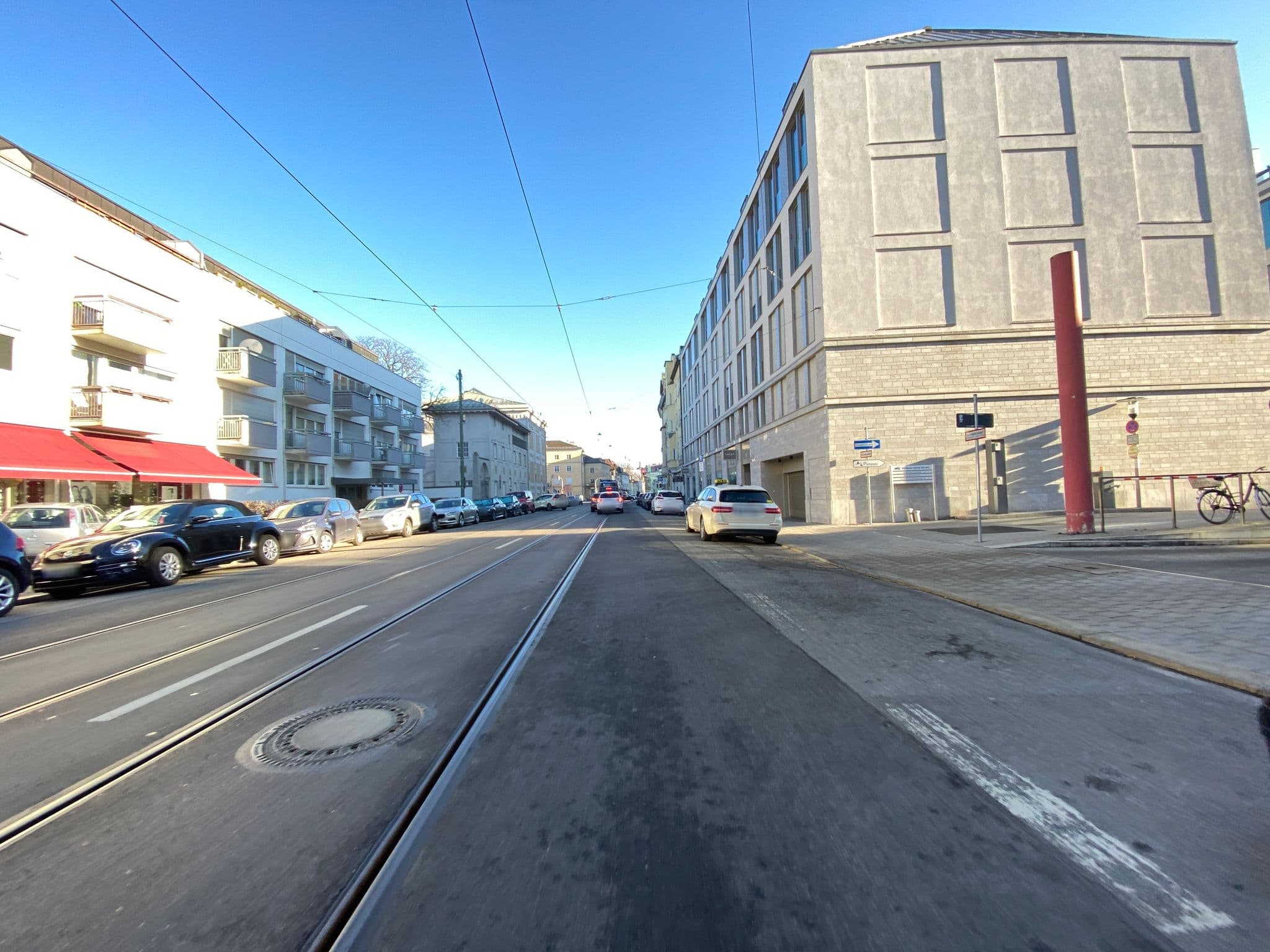 Street view near Hotel Prinzregent am Friedensengel, Bogenhausen — © piaitsch (CC BY-SA · Mapillary)