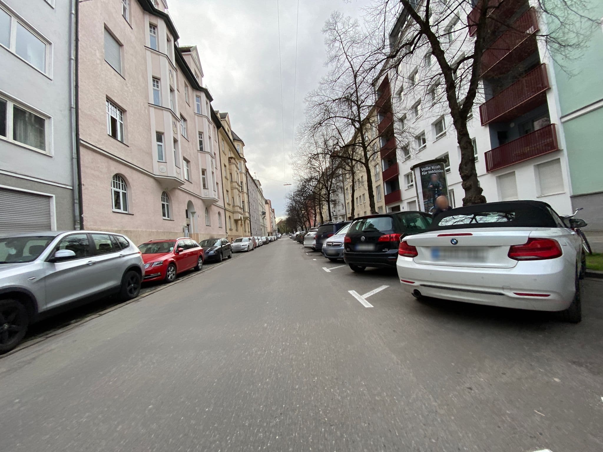 Street view near Bed and Breakfast Gabriele, Munich — © piaitsch (CC BY-SA · Mapillary)