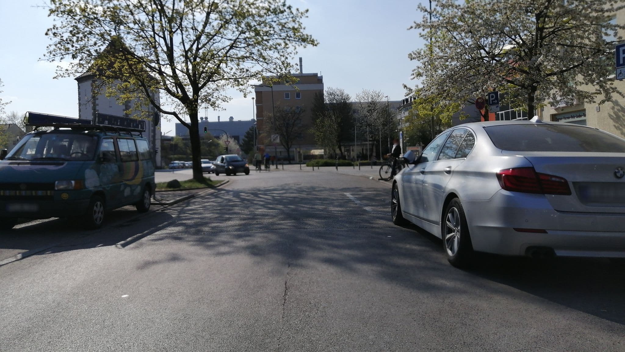 Street view near centerroom Muenchen City, Bogenhausen — © jpmw (CC BY-SA · Mapillary)