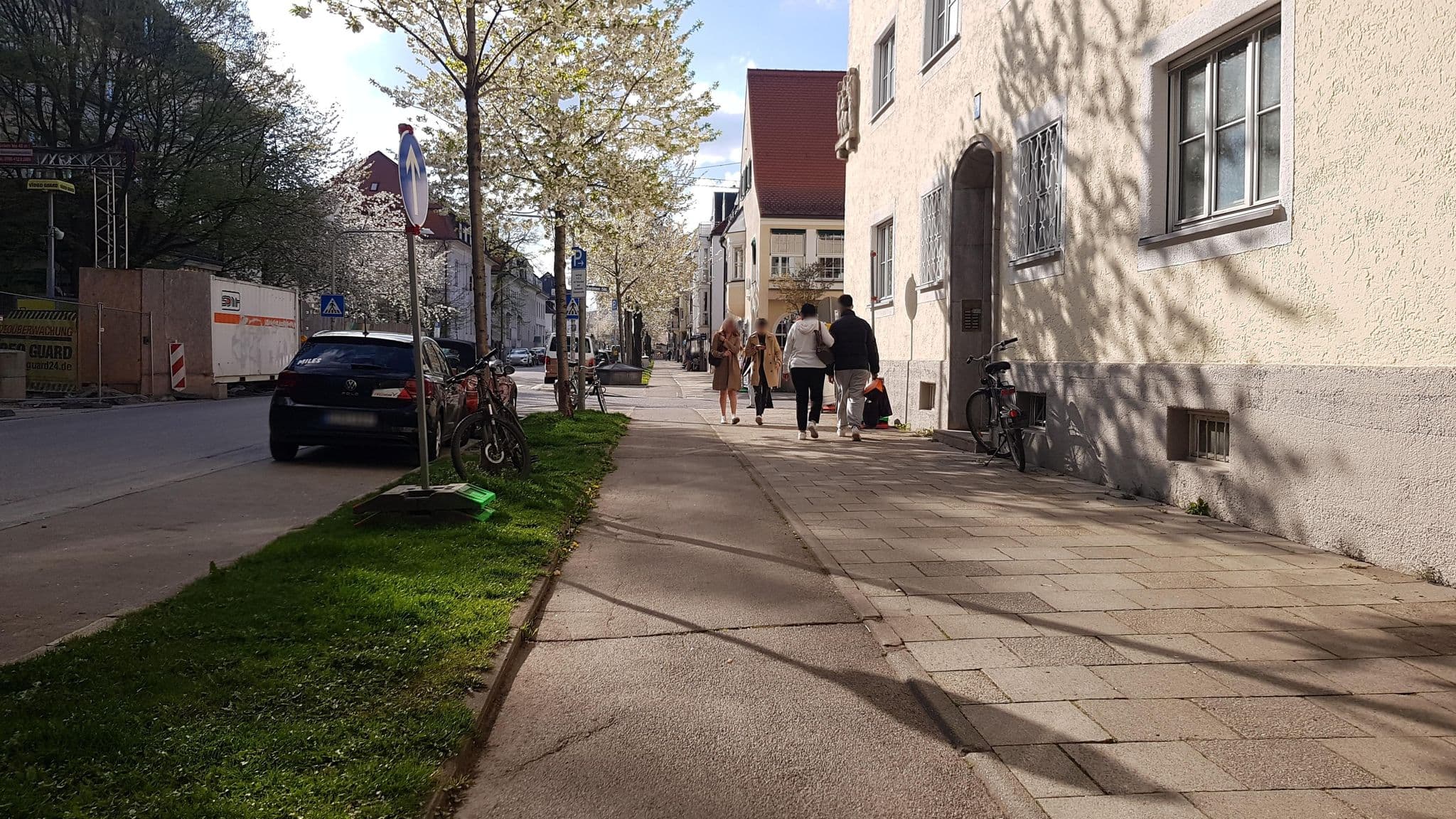 Street view near Wellness Heaven Hotel Guide, Bogenhausen — © thmunichways (CC BY-SA · Mapillary)