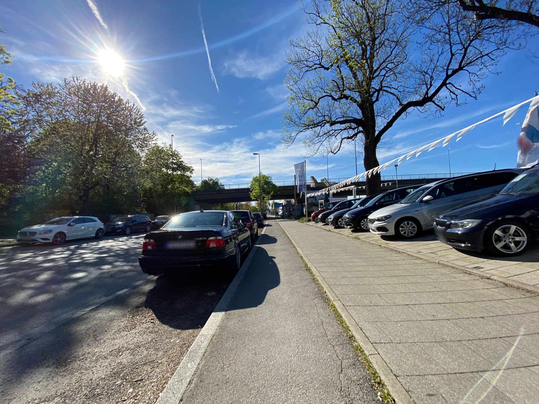 Street view near Hotel Am Schatzbogen, Bogenhausen — © piaitsch (CC BY-SA · Mapillary)