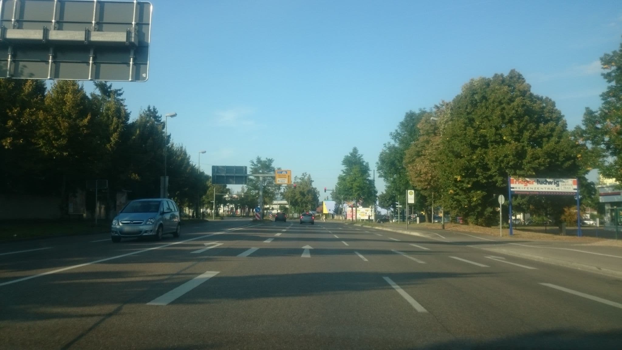 Street view near Cira Boarding-House und Hotel GmbH, Augsburg — © msdess (CC BY-SA · Mapillary)