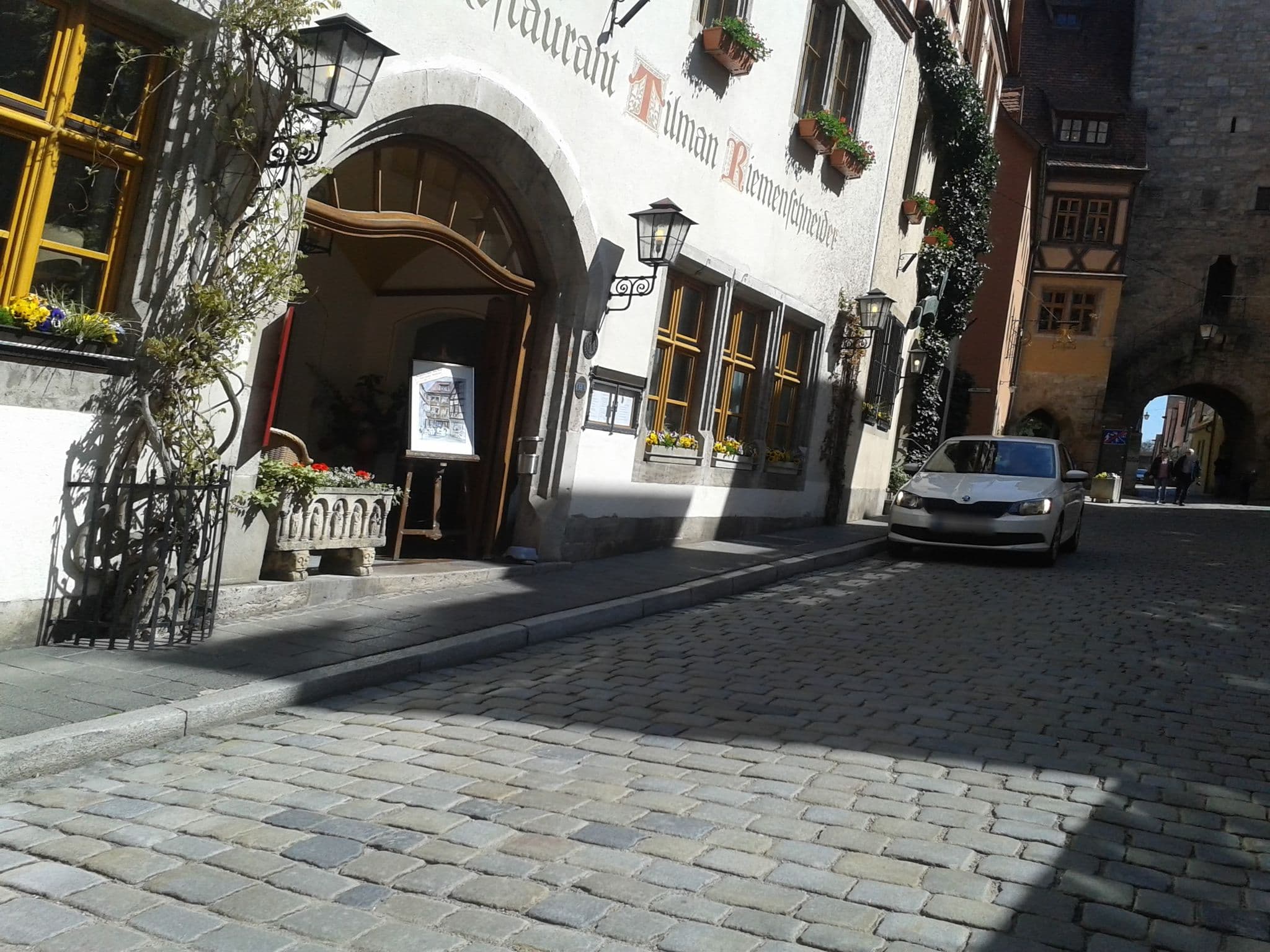 Street view near gastehaus am weissen turn, Rothenburg ob der Tauber — © bernd_niemann (CC BY-SA · Mapillary)