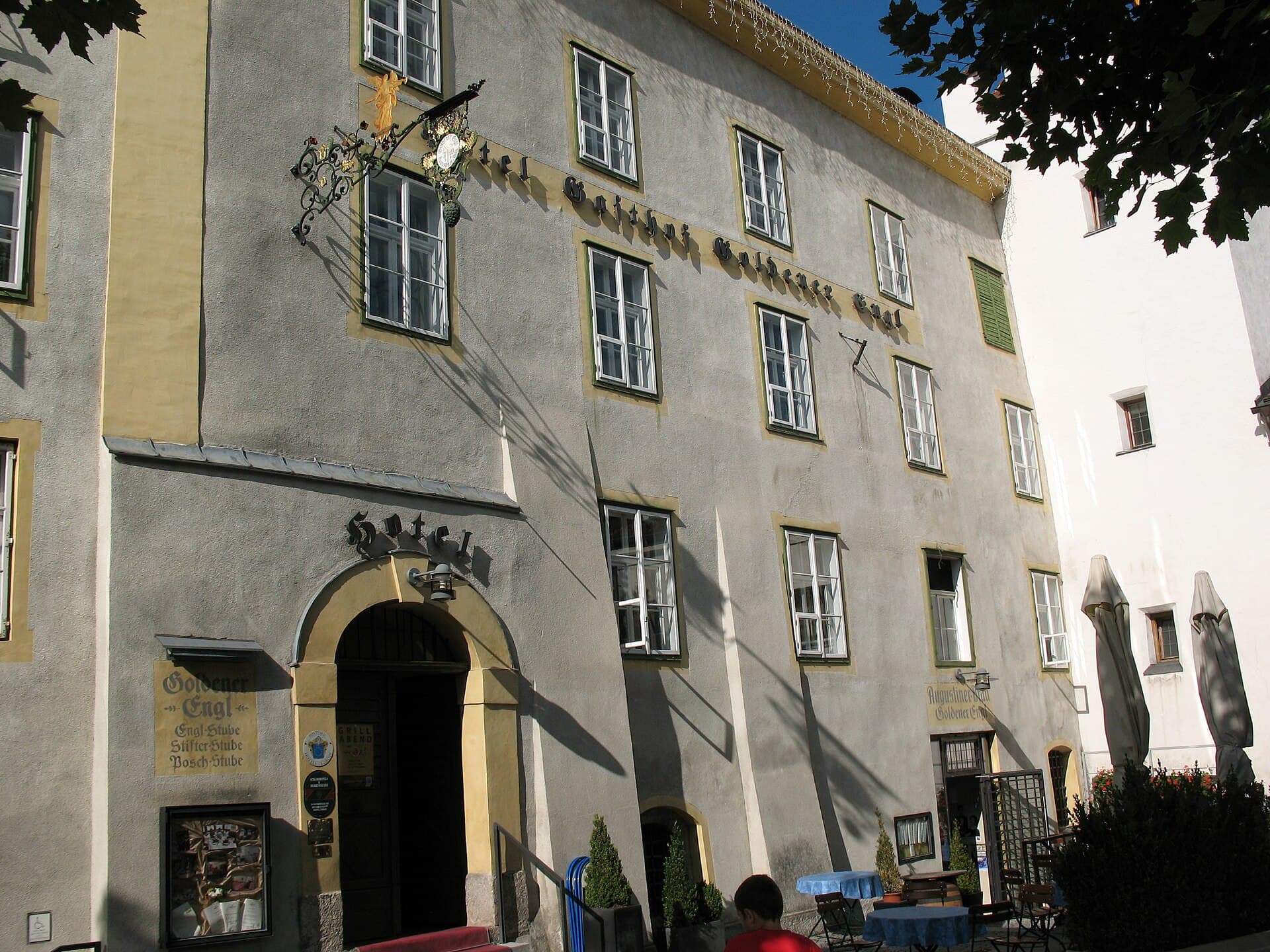 Goldener Engl (via Wikimedia Commons, CC BY-SA 3.0 at)