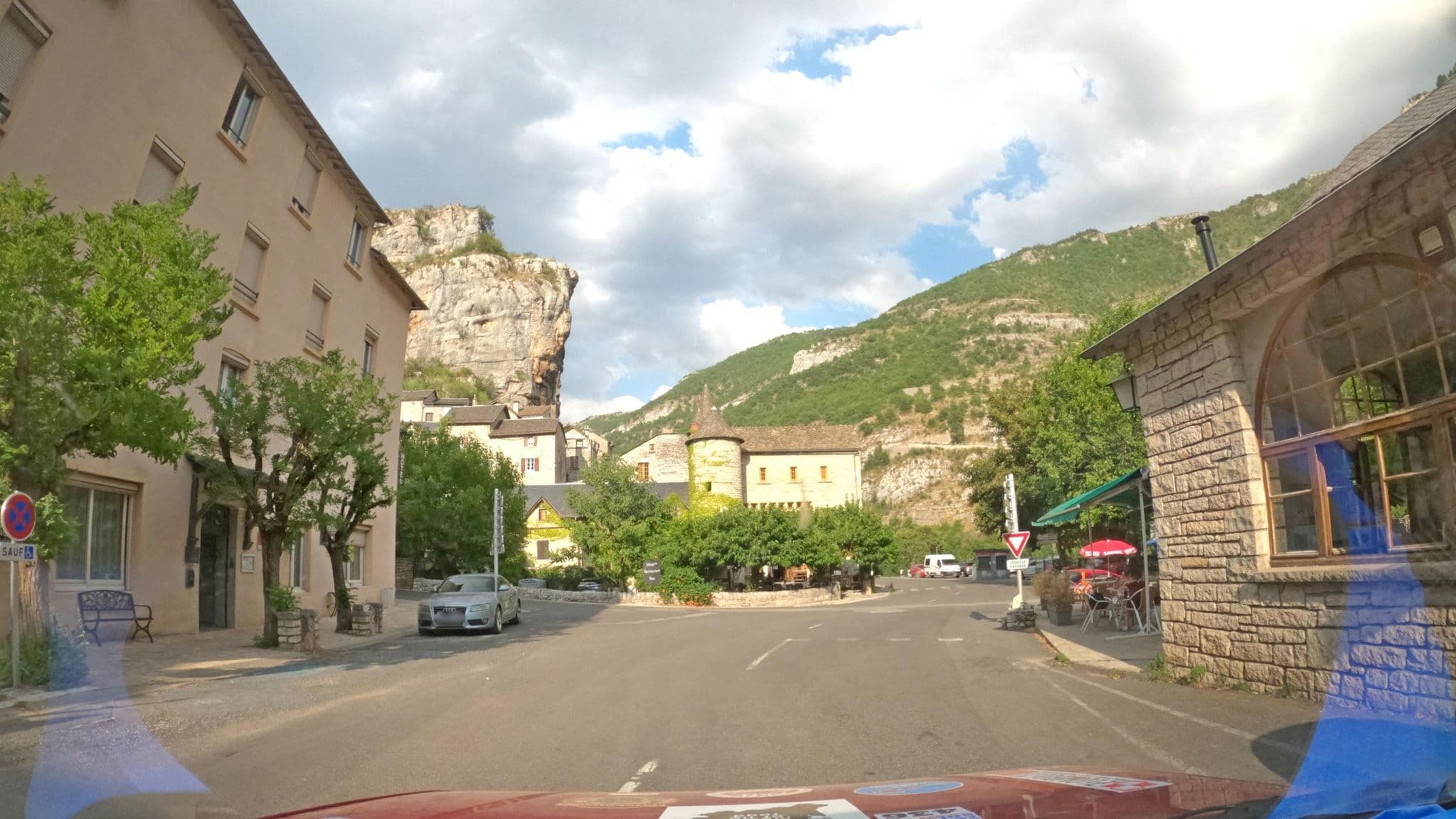 Street view near Hôtel Bar Restaurant de l'embarcadère, Meyrueis — © masterofnoroad (CC BY-SA · Mapillary)