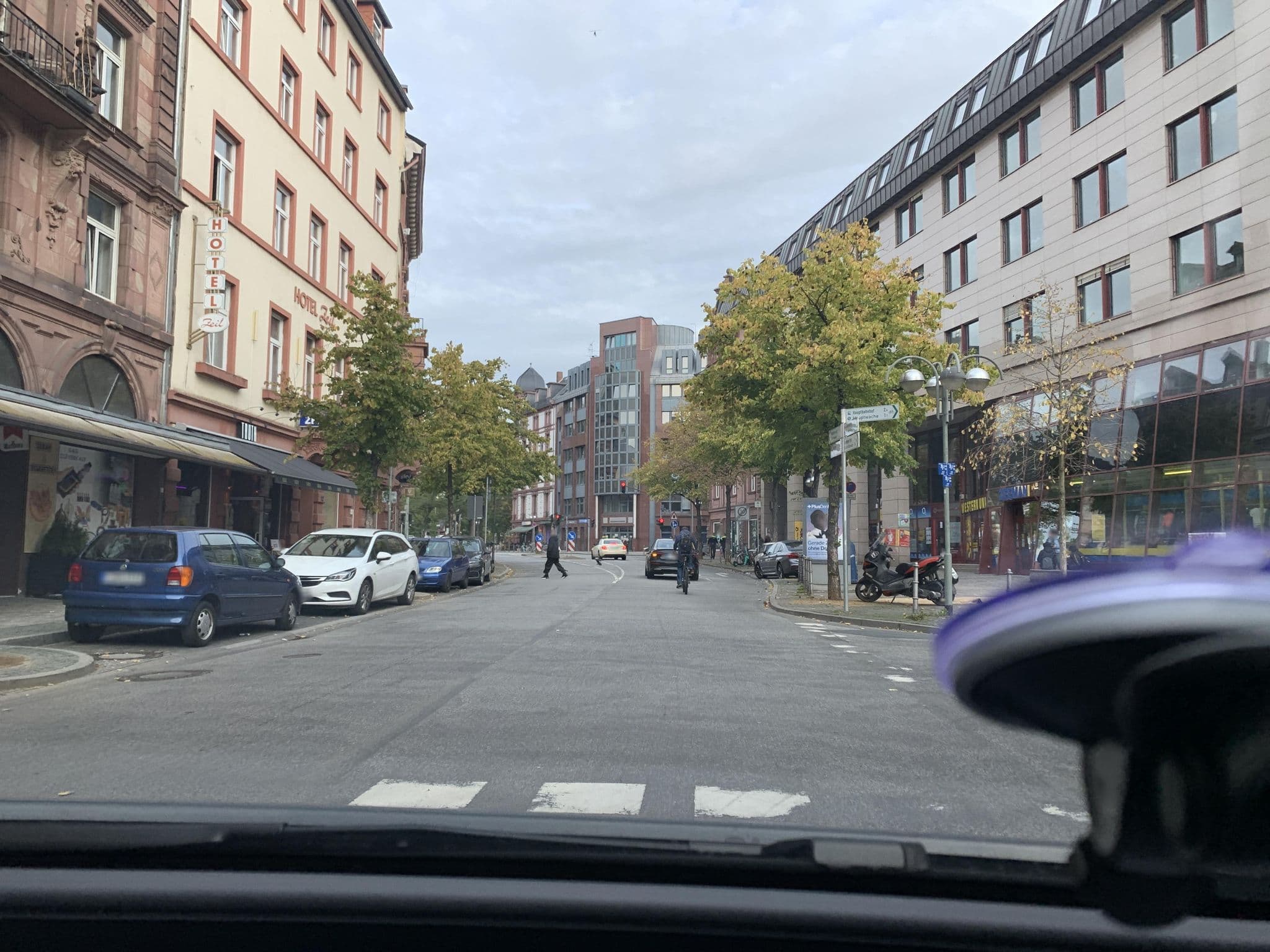 Street view near Trimex Hotelmanagement GmbH, Frankfurt am Main — © robffm (CC BY-SA · Mapillary)