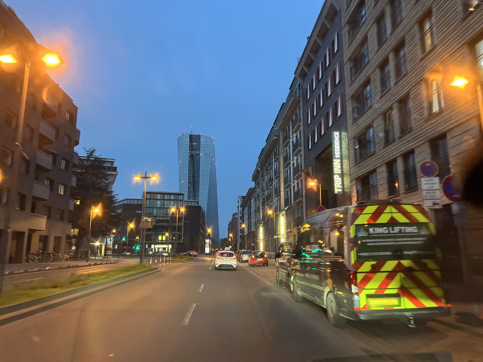 Street view near Hotel Central, Frankfurt am Main — © robffm (CC BY-SA · Mapillary)