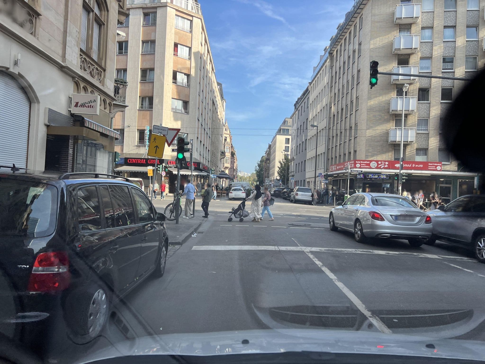 Street view near Metropolitan Hotel, Frankfurt am Main — © robffm (CC BY-SA · Mapillary)