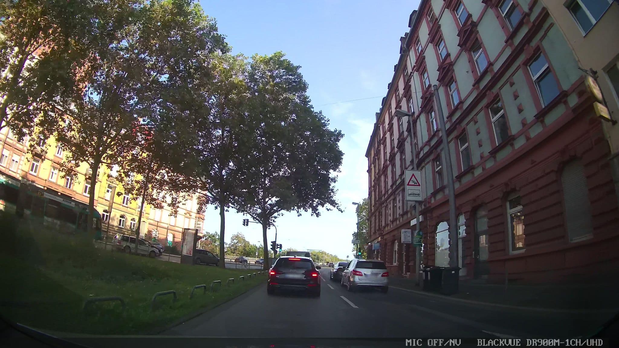 Street view near Mainhatten Apartment, Frankfurt am Main — © chuck (CC BY-SA · Mapillary)