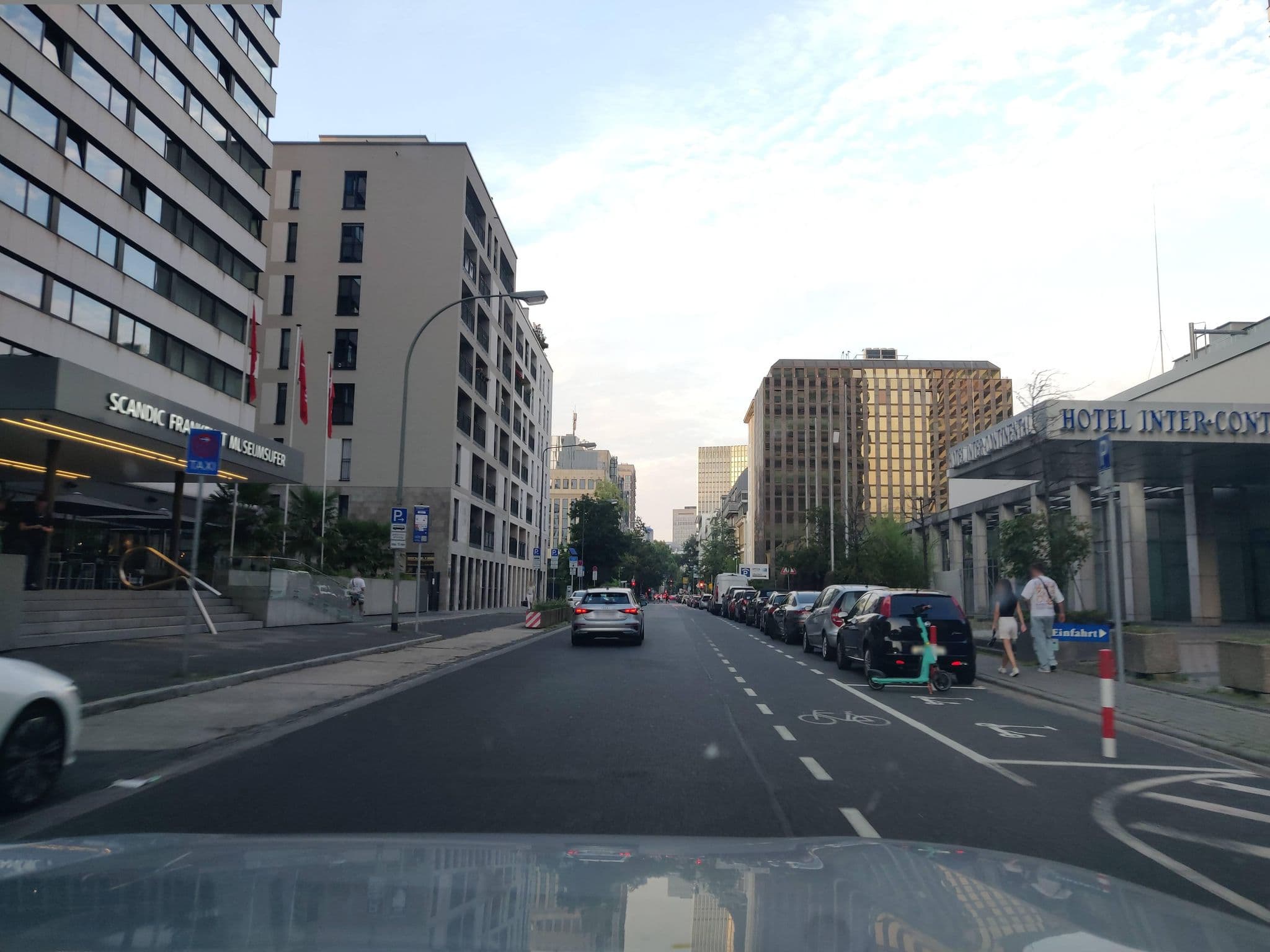 Street view near Wyndham Grand Frankfurt, Frankfurt am Main — © Yha1 (CC BY-SA · Mapillary)