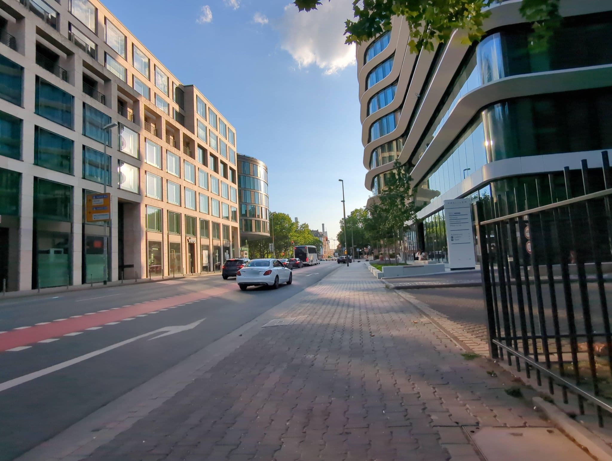 Street view near RUR Hotelbetriebs GmbH, Frankfurt am Main — © miguel_andrade (CC BY-SA · Mapillary)