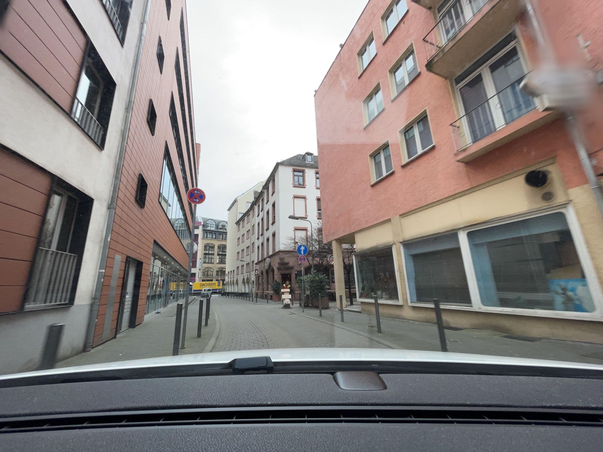 Street view near Rosenberger Residenz, Frankfurt am Main — © luisa-ew (CC BY-SA · Mapillary)