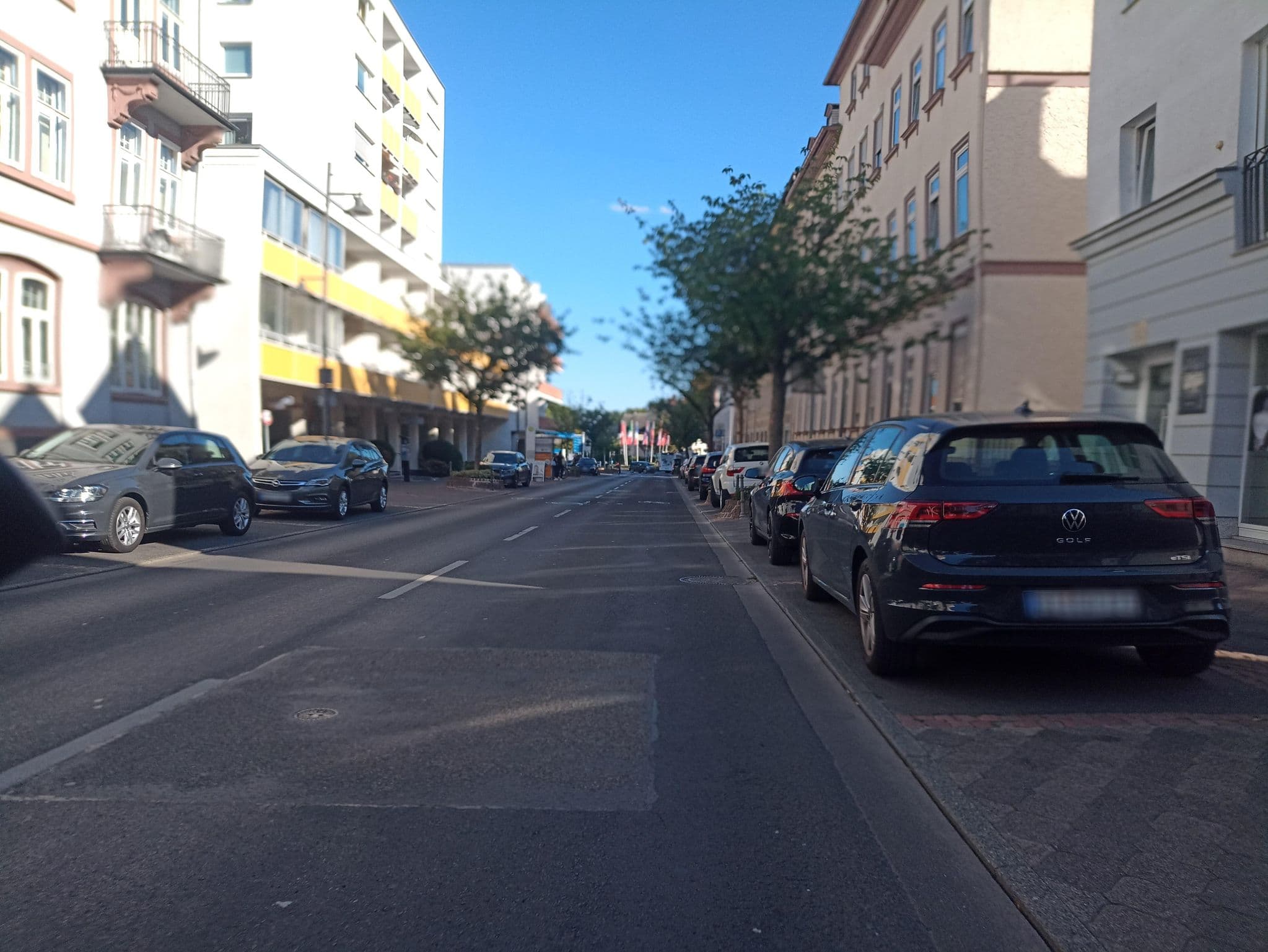 Street view near Haus Angela, Bad Homburg vor der Höhe — © sungedoul (CC BY-SA · Mapillary)