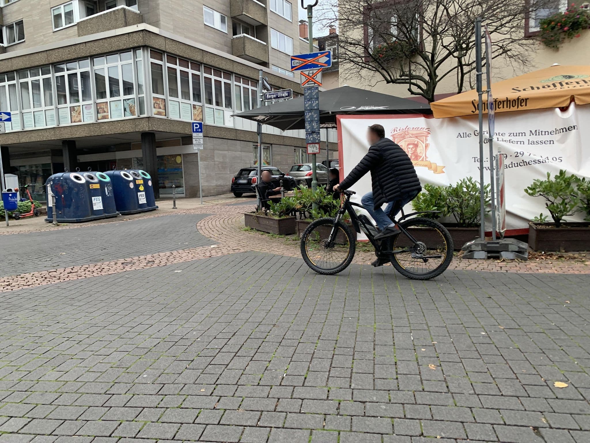 Street view near Rosenthal Management GmbH & Co. Hotel, Frankfurt am Main — © robffm (CC BY-SA · Mapillary)
