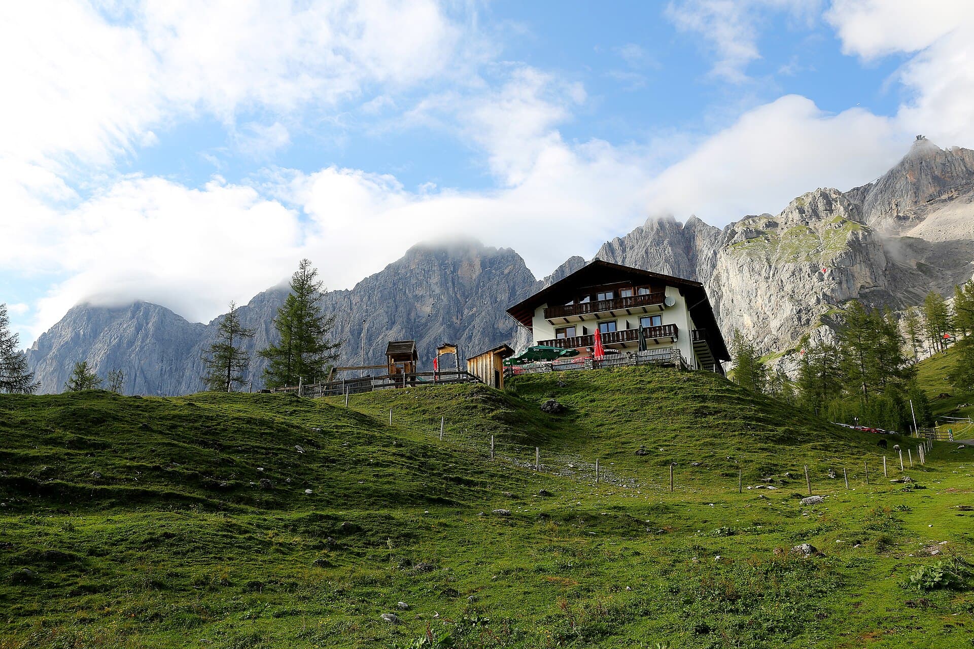 Berghotel Türlwand (via Wikimedia Commons, CC BY-SA 4.0)