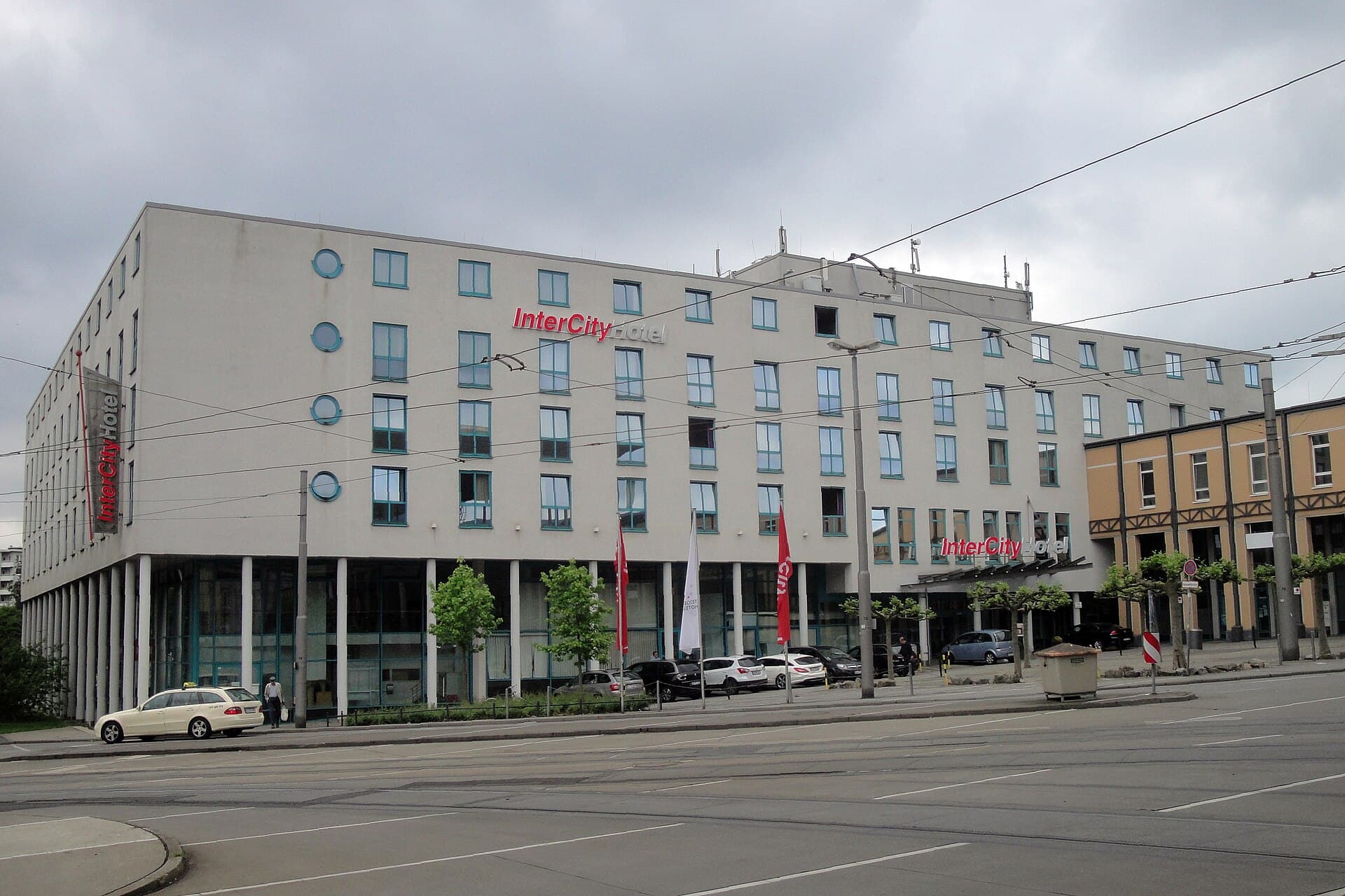 InterCityHotel Kassel (via Wikimedia Commons, CC BY-SA 4.0)
