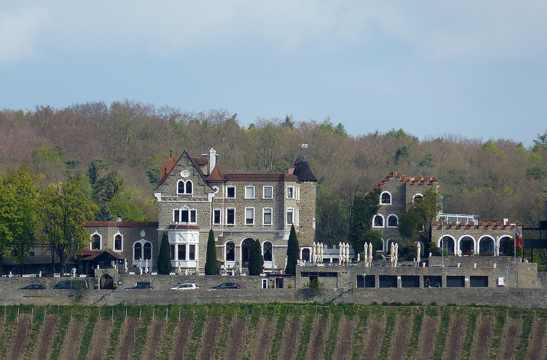 Schlosshotel Steinburg (via Wikimedia Commons, CC BY-SA 4.0)