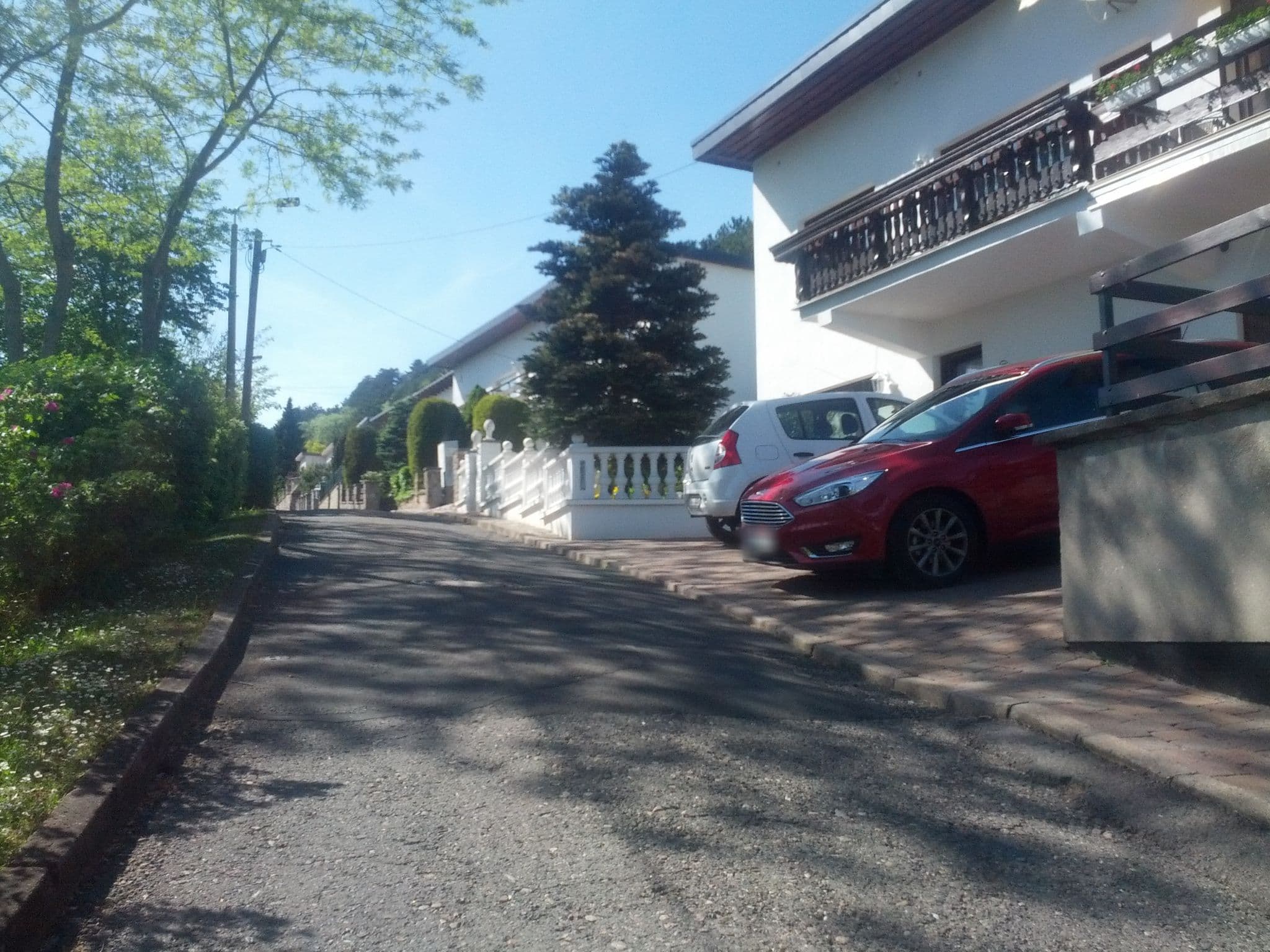 Street view near Kiefernhausle, Eisenach — © zoegglmeyr (CC BY-SA · Mapillary)