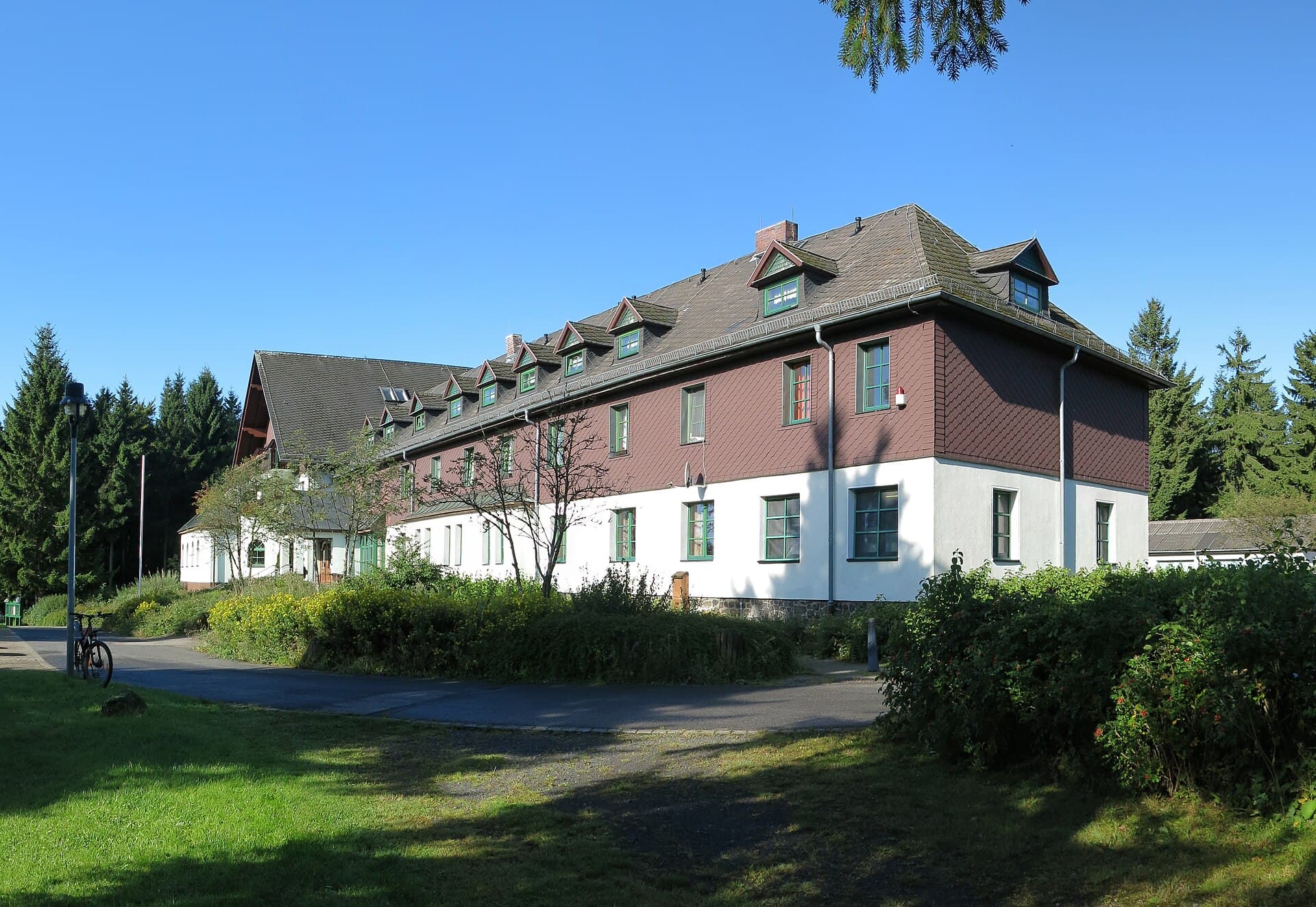 Berghotel Eisenacher Haus (via Wikimedia Commons, CC BY-SA 4.0)