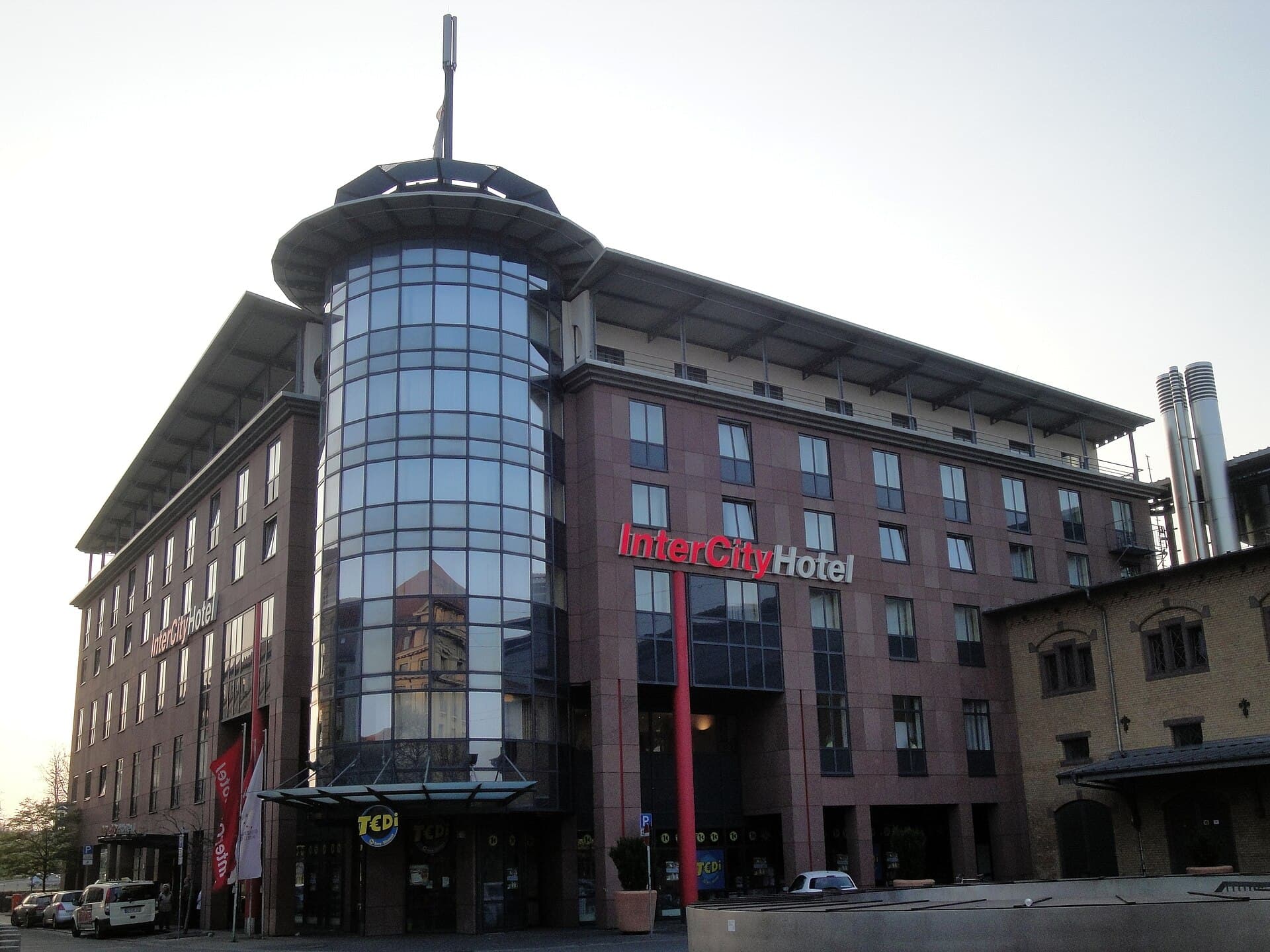 InterCityHotel Erfurt (via Wikimedia Commons, CC BY-SA 4.0)