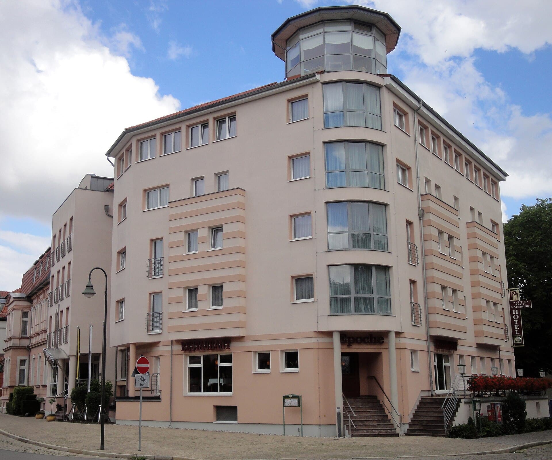 Hotel Stadt Naumburg (via Wikimedia Commons, CC BY-SA 4.0)