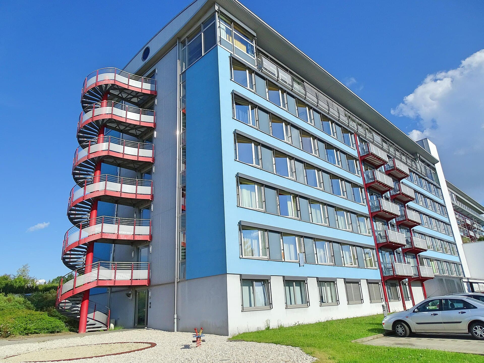 Bio-Seehotel Zeulenroda (via Wikimedia Commons, CC BY-SA 3.0)