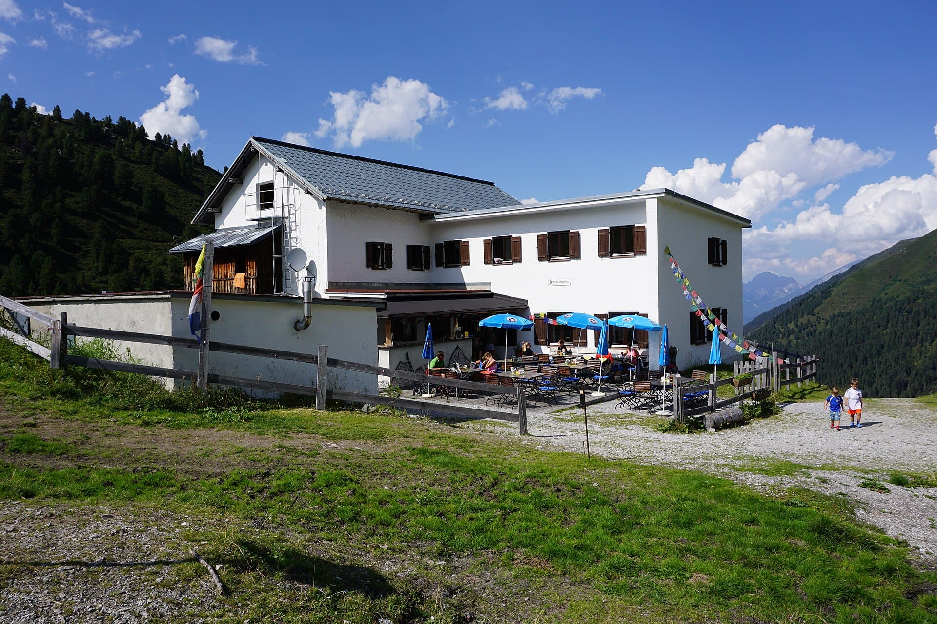Adolf-Pichler-Hütte (via Wikimedia Commons, CC BY-SA 4.0)