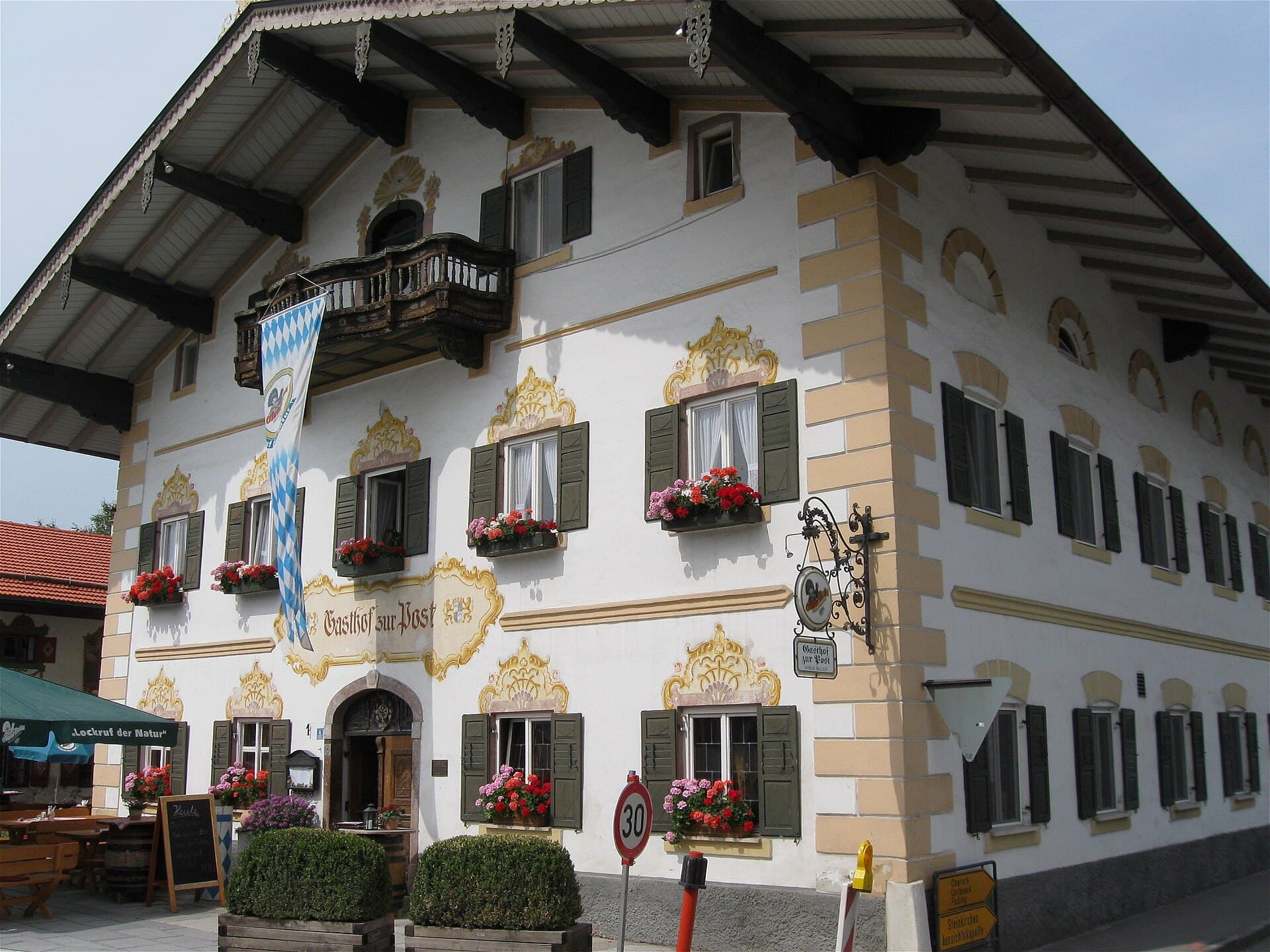 Hotel Zur Post (via Wikimedia Commons, CC BY-SA 3.0)