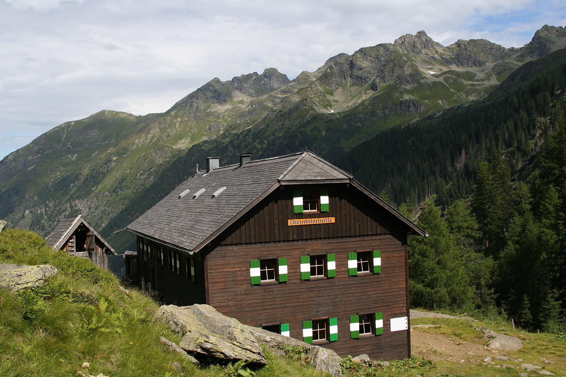 Preintalerhütte (via Wikimedia Commons, CC BY-SA 3.0)