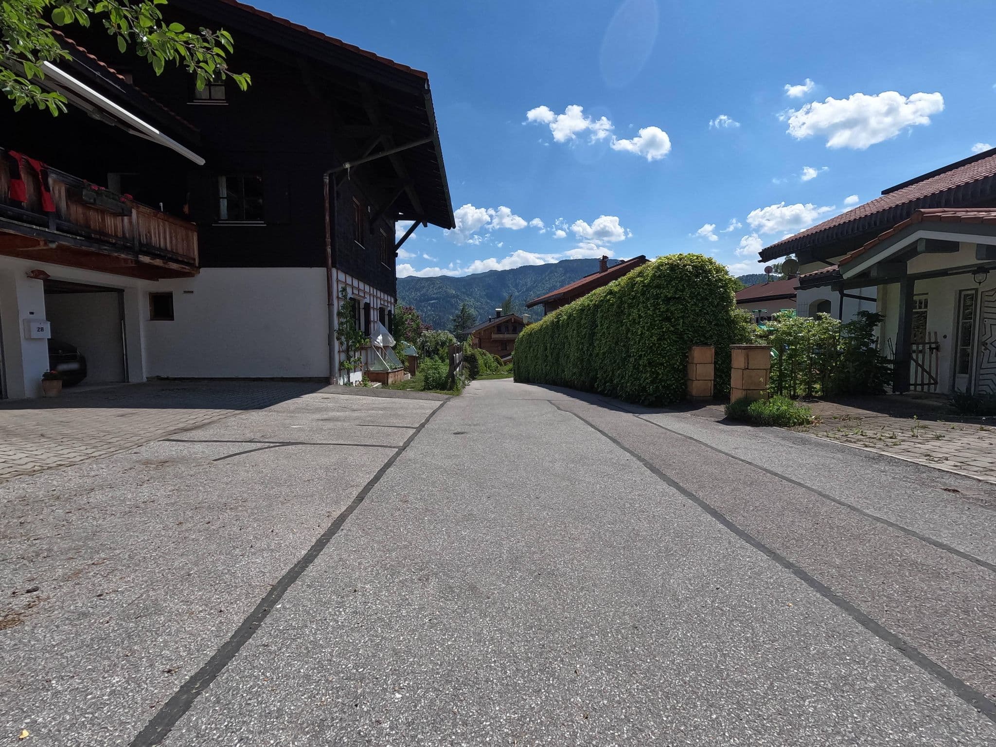 Street view near Chalet unter weiß-blauem Himmel, Reit im Winkl — © natebus (CC BY-SA · Mapillary)