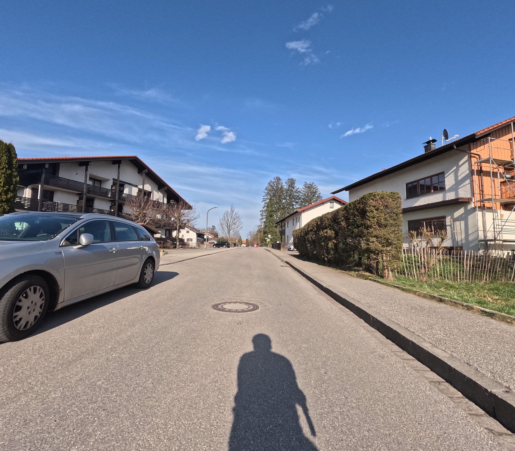 Street view near 3-Zi Atelierdachwohnung mit Bergblick Seenähe und 2 Loggia, Bernau am Chiemsee — © natebus (CC BY-SA · Mapillary)