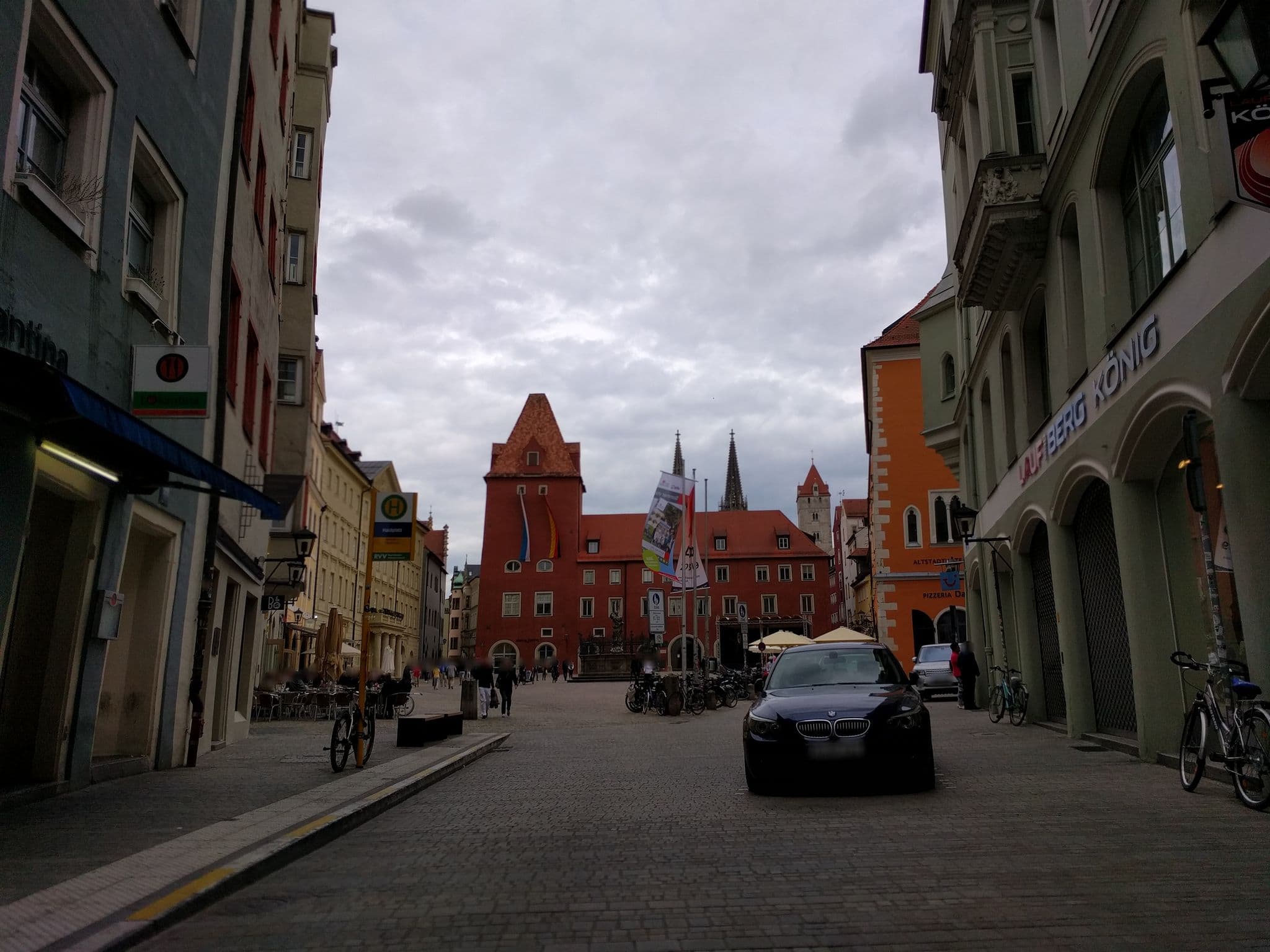 Street view near Café Goldenes Kreuz, Regensburg — © tbeckler (CC BY-SA · Mapillary)