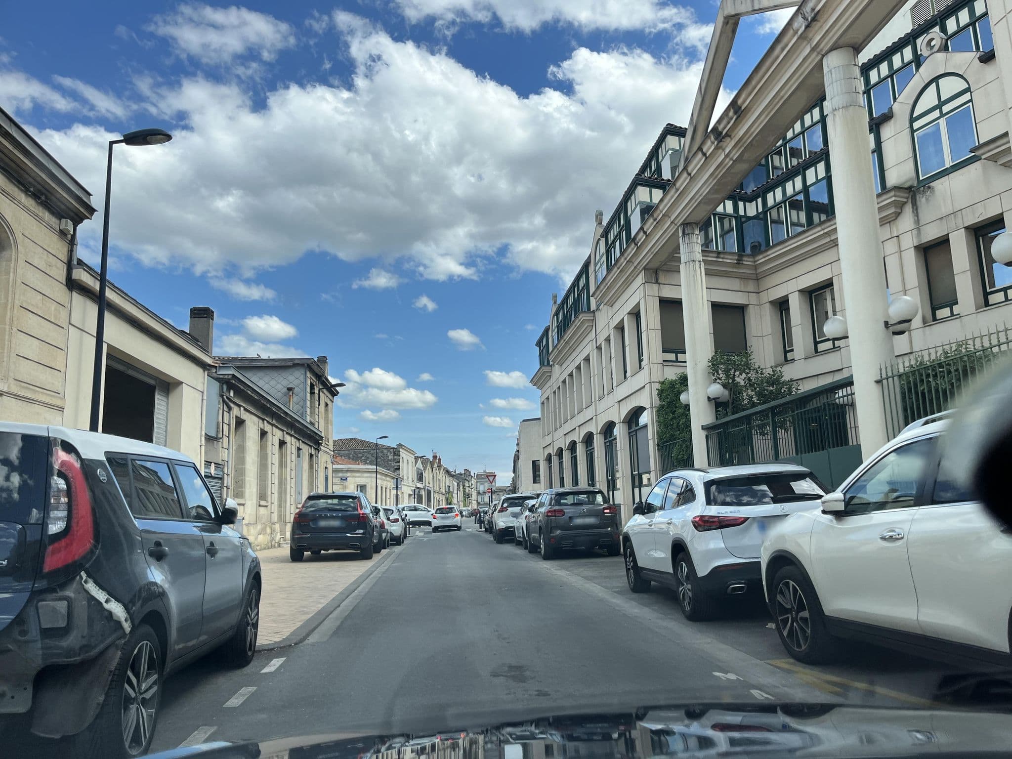 Street view near Hôtel Mercure Bordeaux Château Chartrons, Bordeaux — © ismaeltthds (CC BY-SA · Mapillary)