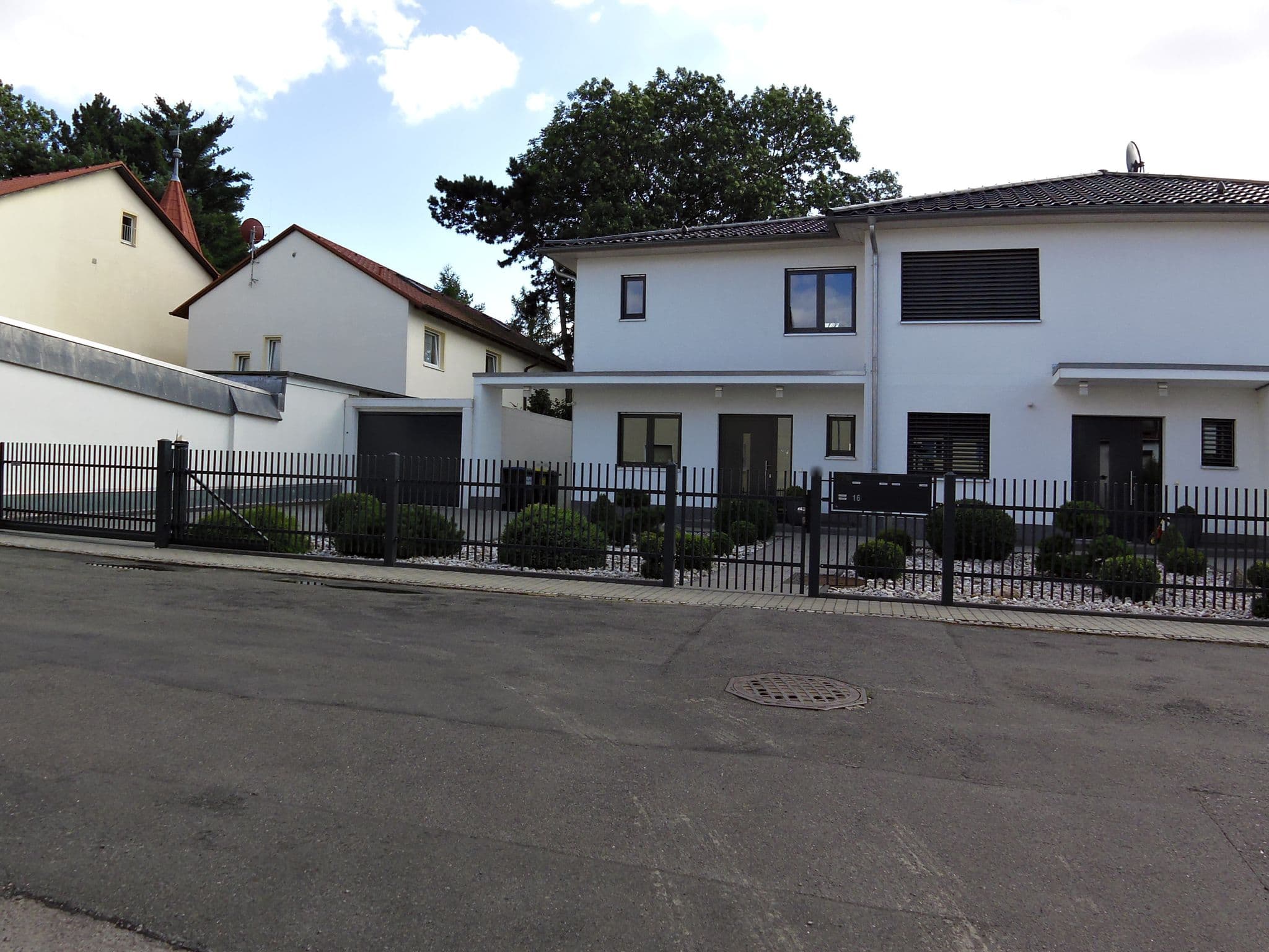 Street view near Pension Haus Spangenberg, Leipzig — © zoegglmeyr (CC BY-SA · Mapillary)