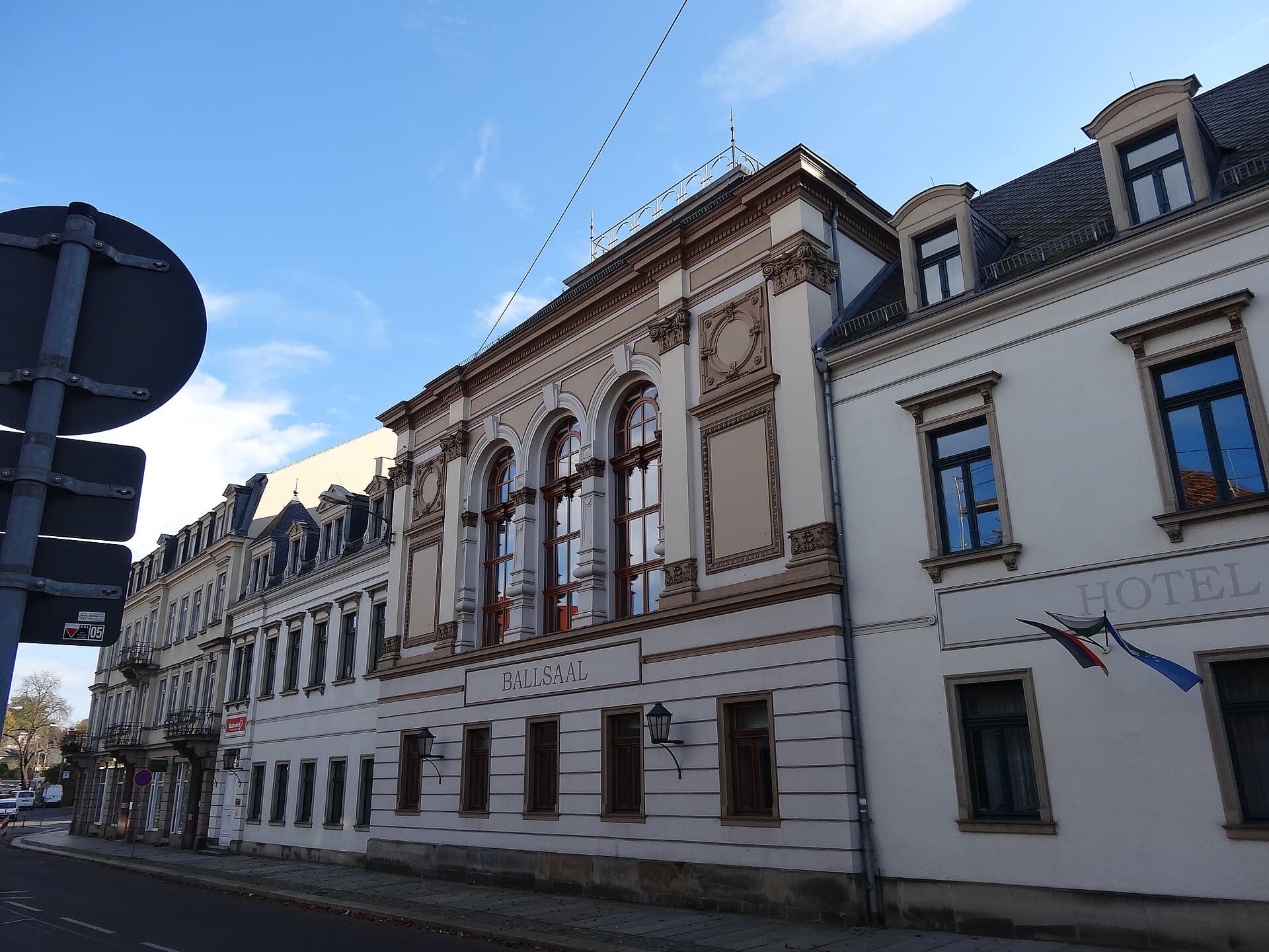 DORMERO Hotel Dresden City (via Wikimedia Commons, CC BY 3.0)