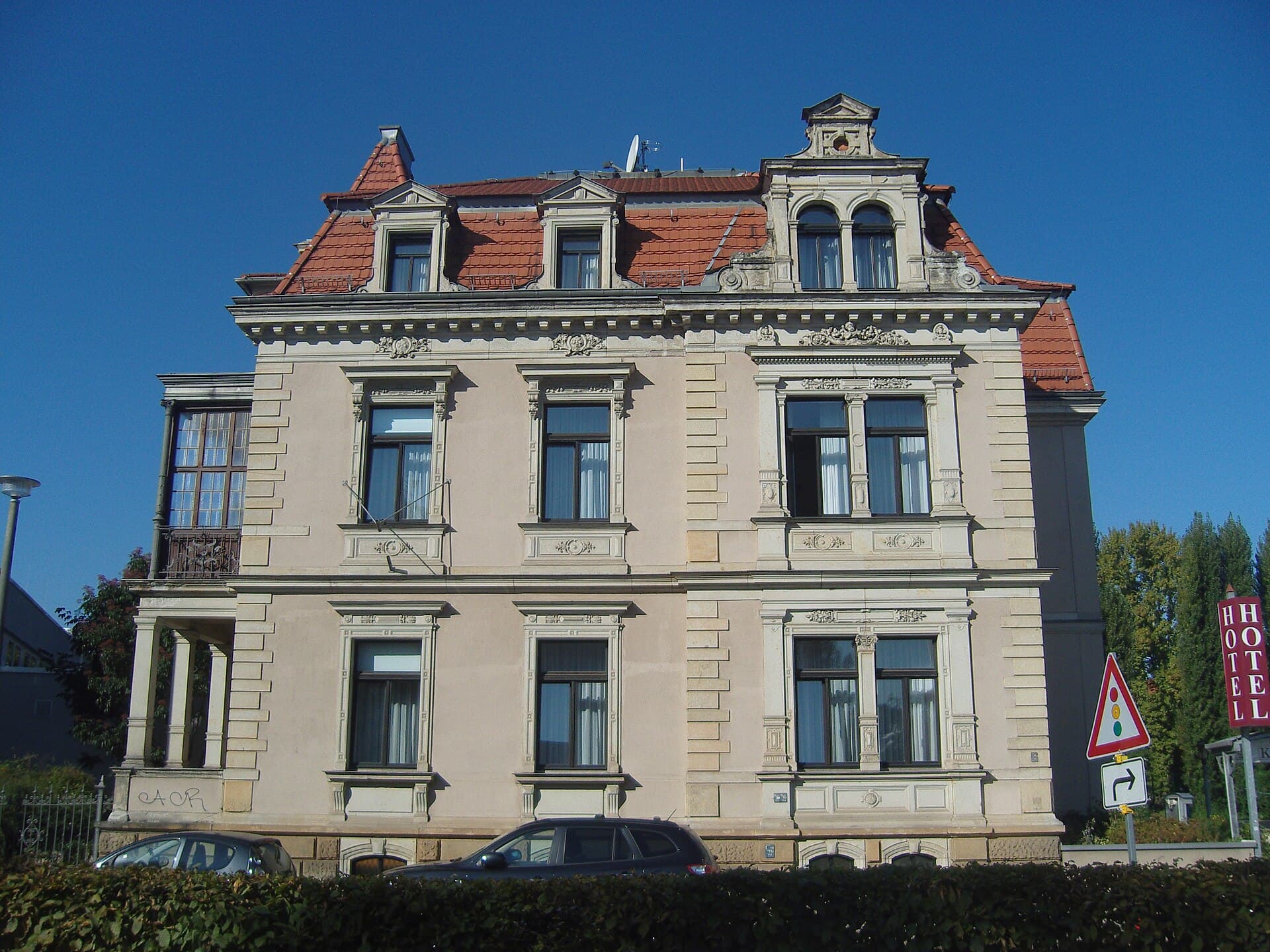 Hotel Kipping (via Wikimedia Commons, CC BY-SA 3.0)