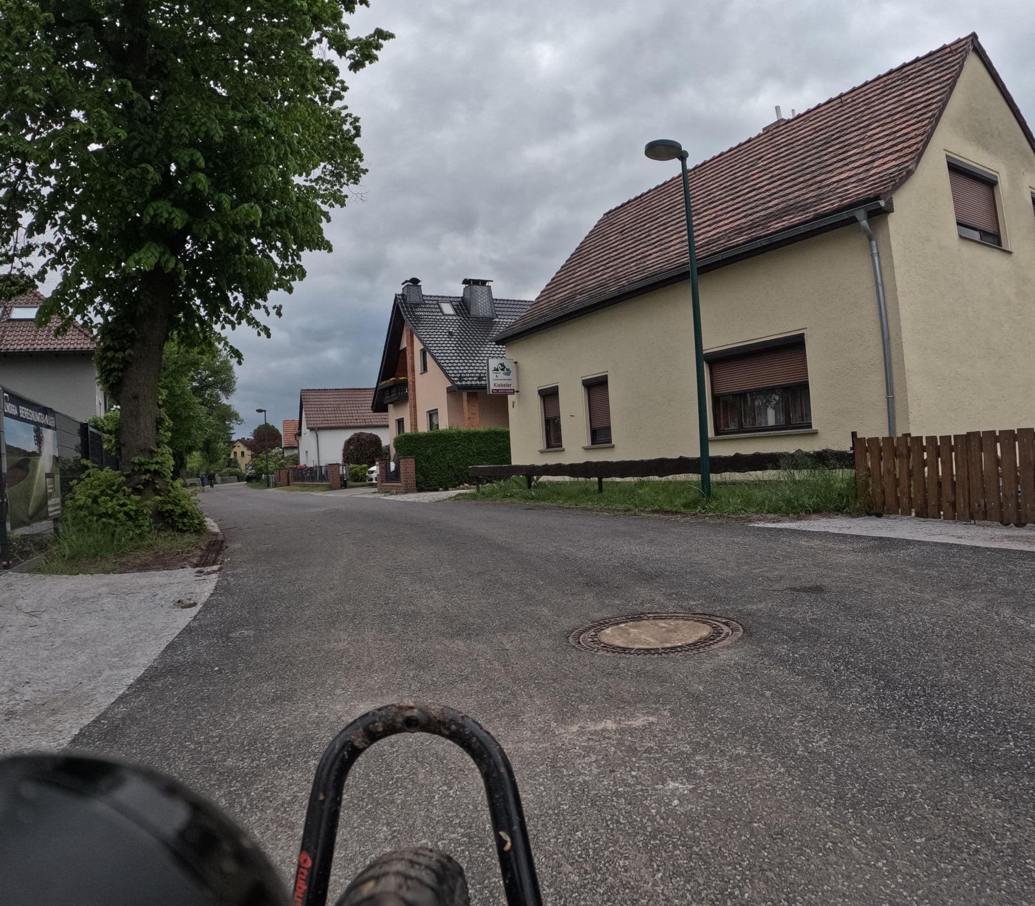 Street view near Pension und Ferienwohnung Kiebeler, Senftenberg — © britiger (CC BY-SA · Mapillary)