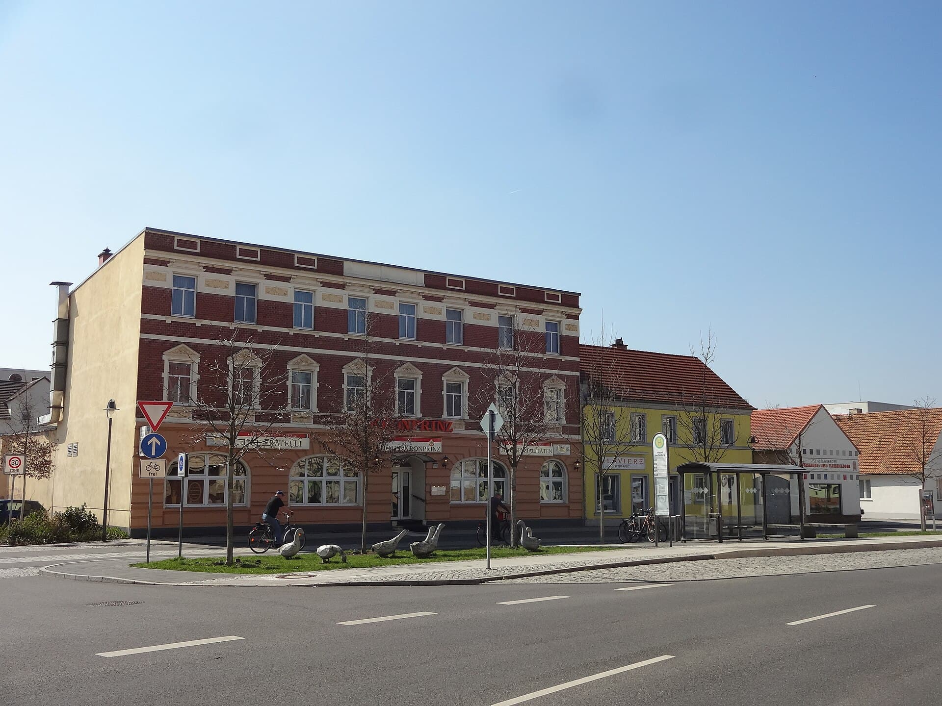 Hotel Kronprinz (via Wikimedia Commons, CC BY-SA 4.0)