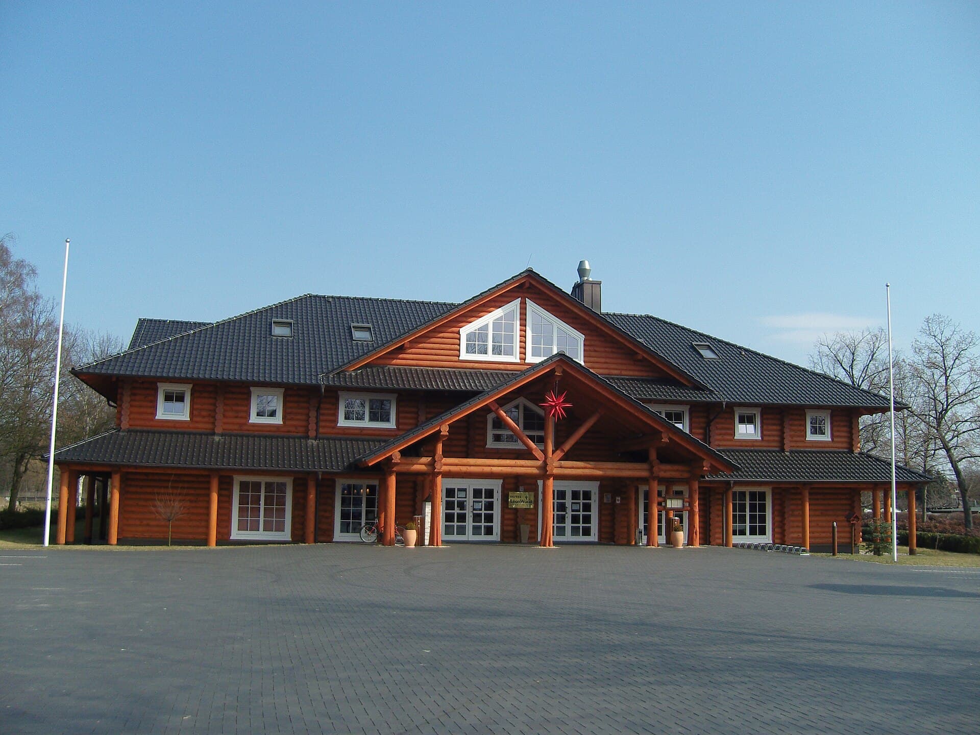 Hotel Lido (via Wikimedia Commons, CC BY-SA 3.0)