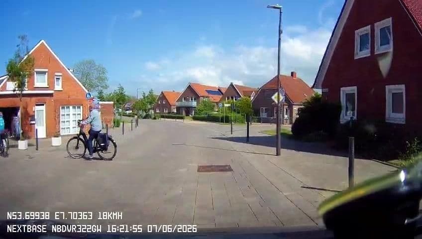 Street view near Rodenbäck Georg Hotel und Restaurant, Neuharlingersiel — © derlipper (CC BY-SA · Mapillary)
