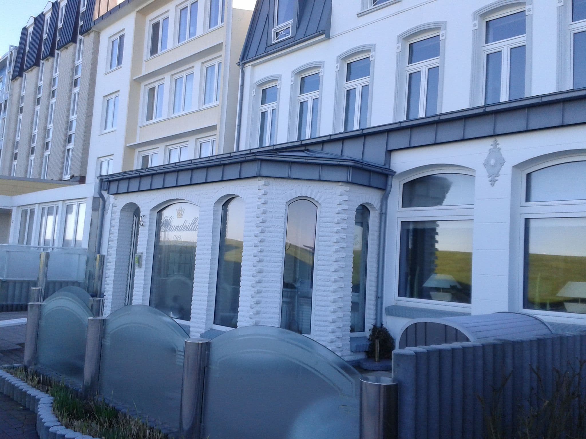 Street view near Hotel Strandvilla Eils am Hotel und Kurmittelhaus waterkant, Norderney — © thomas (CC BY-SA · Mapillary)