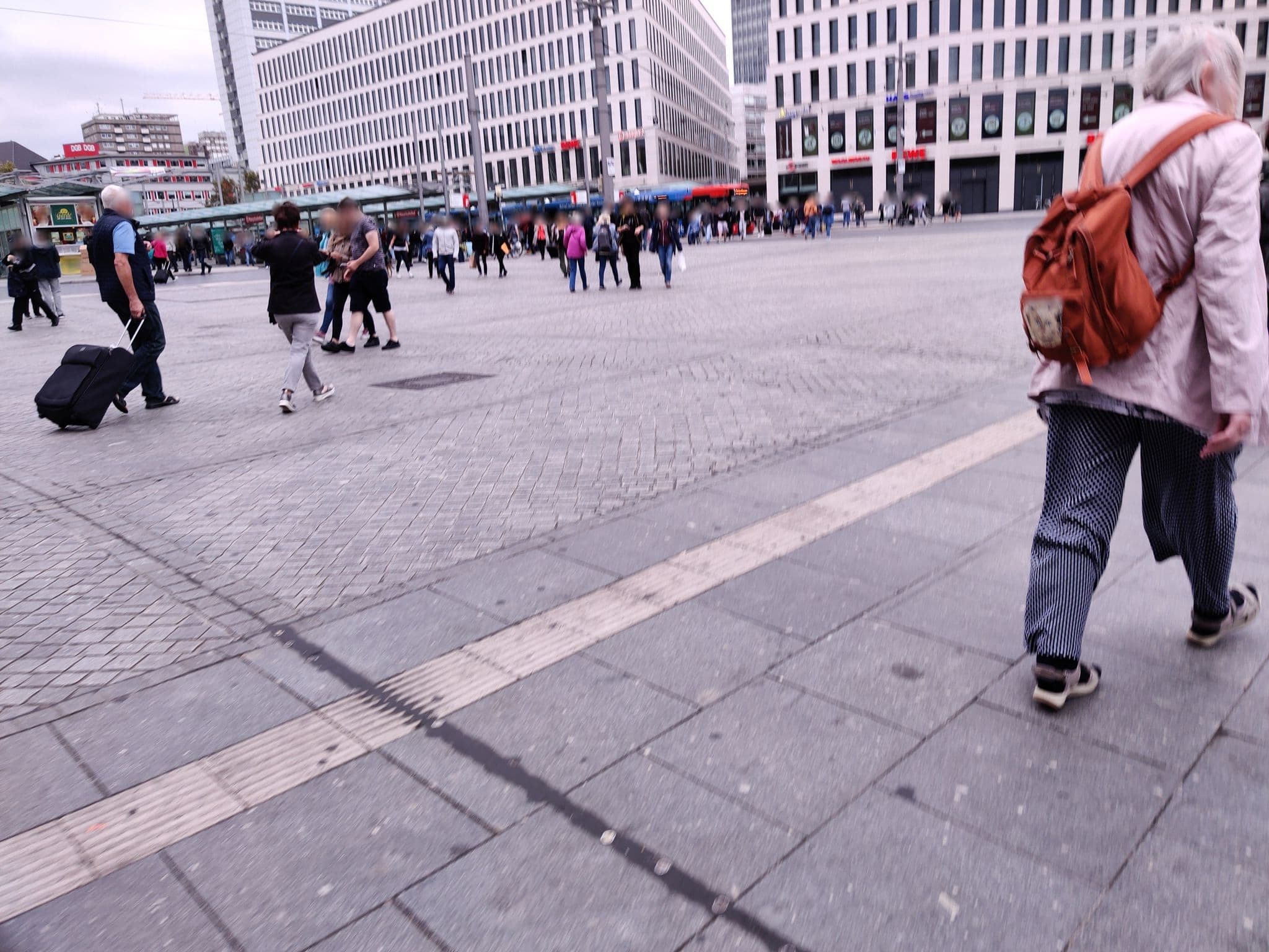 Street view near Hotel zur Post in Bahnhofsvorstadt, Bremen — © aceini (CC BY-SA · Mapillary)